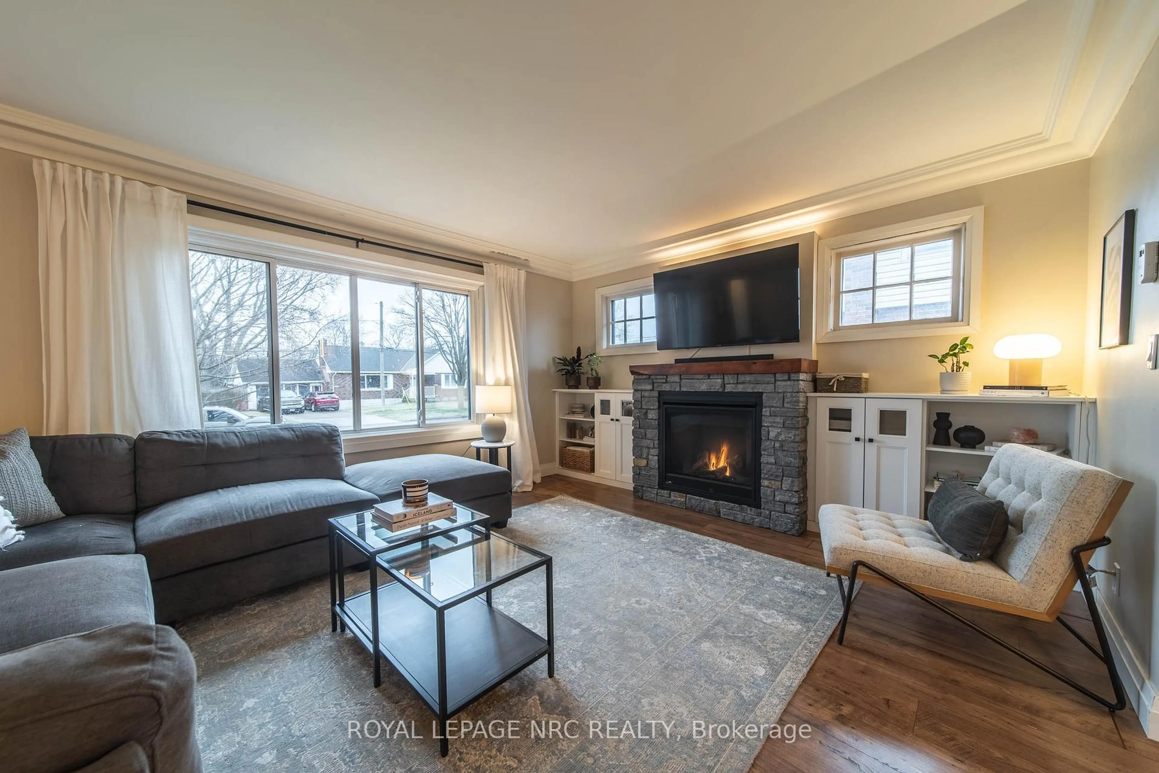 Living room with furniture, unknown for 5717 Morden Dr, Niagara Falls Ontario L2E 3C6