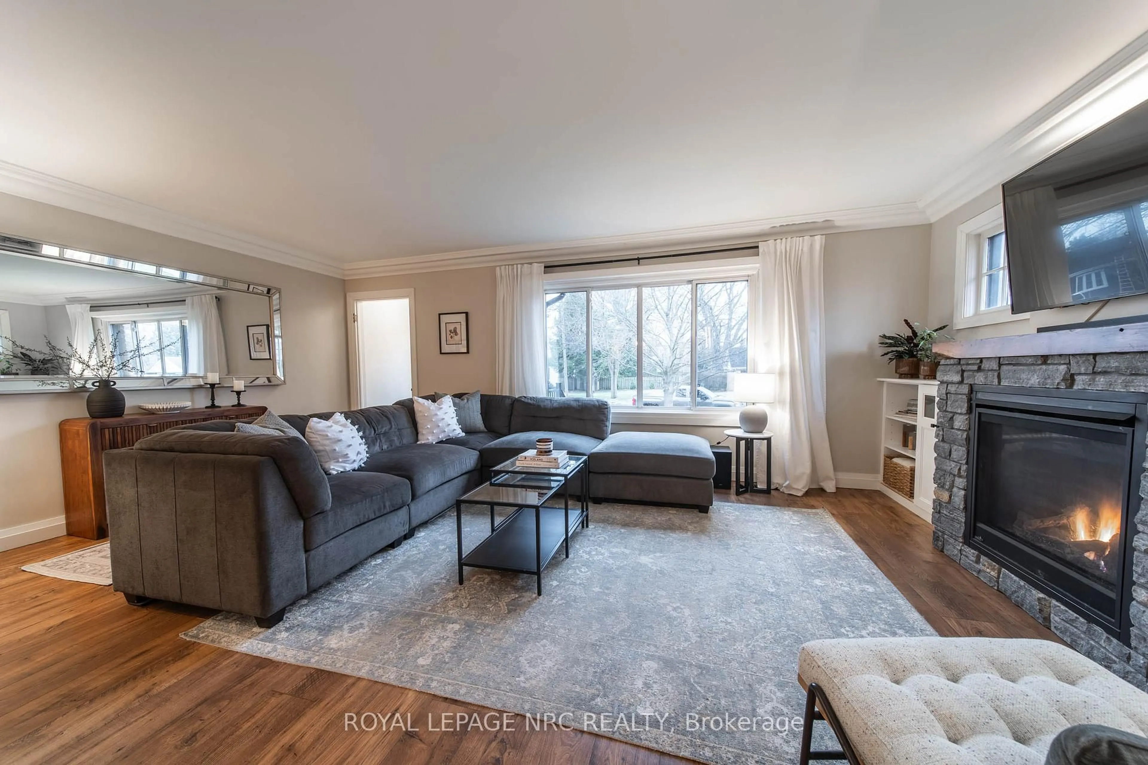 Living room with furniture, unknown for 5717 Morden Dr, Niagara Falls Ontario L2E 3C6