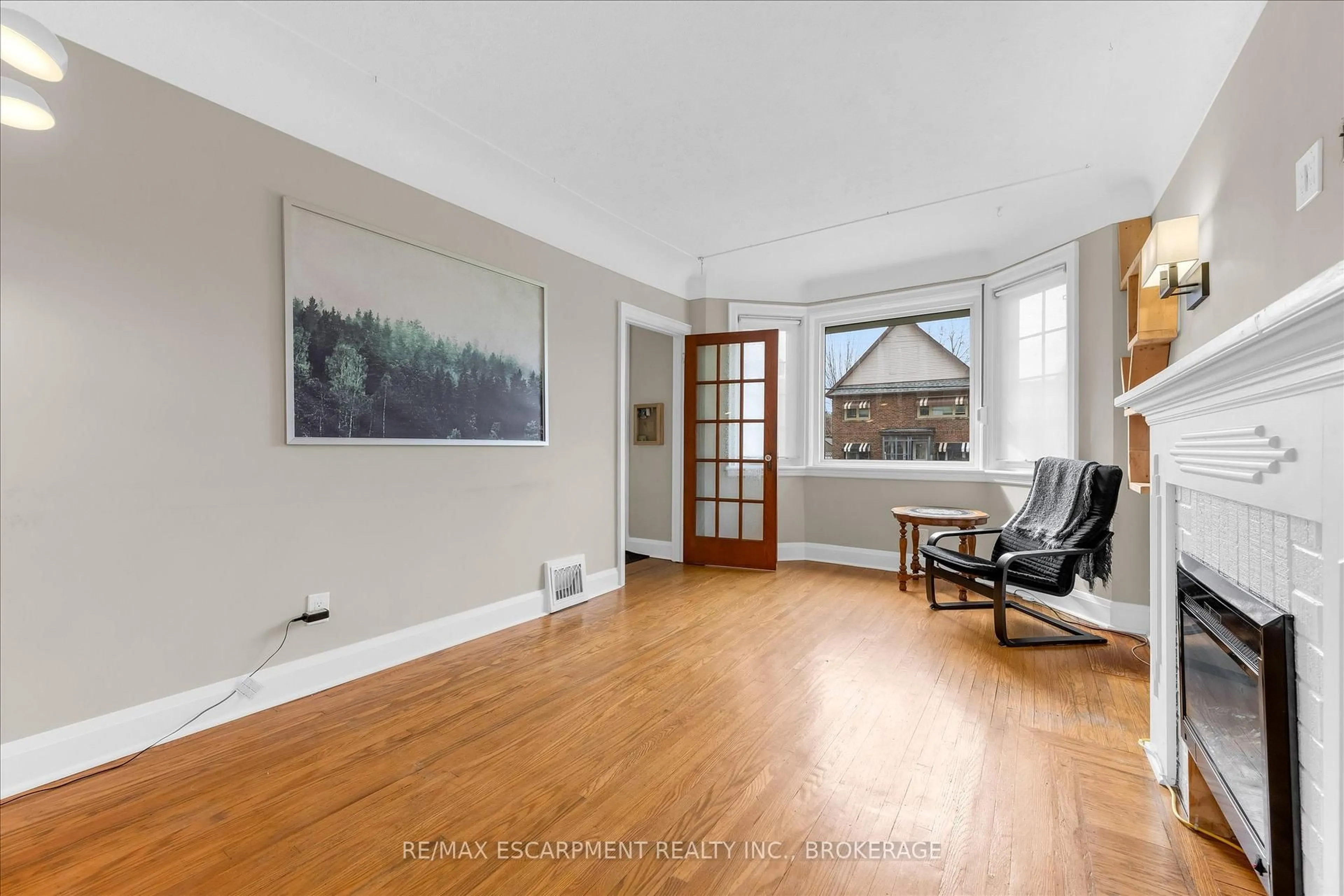 A pic of a room for 121 Cameron Ave, Hamilton Ontario L8K 2X6