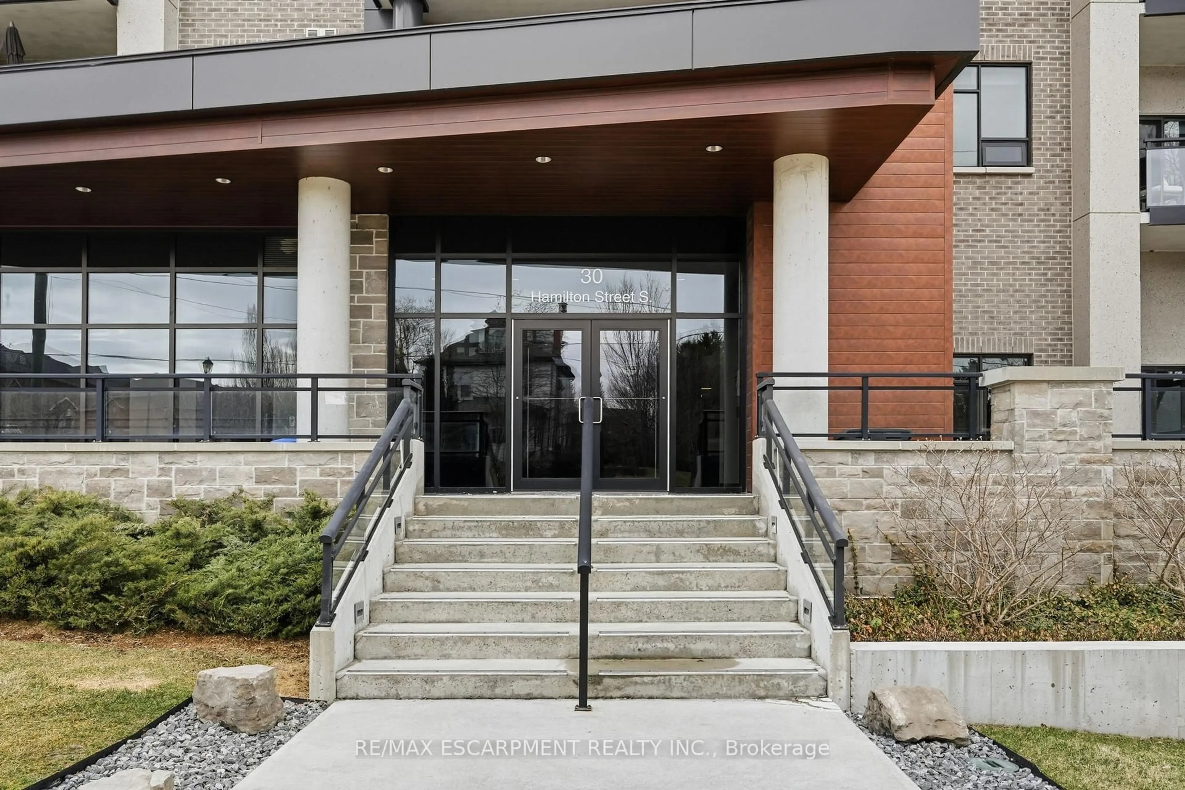 Indoor foyer for 30 Hamilton St #201, Hamilton Ontario L8B 1V8