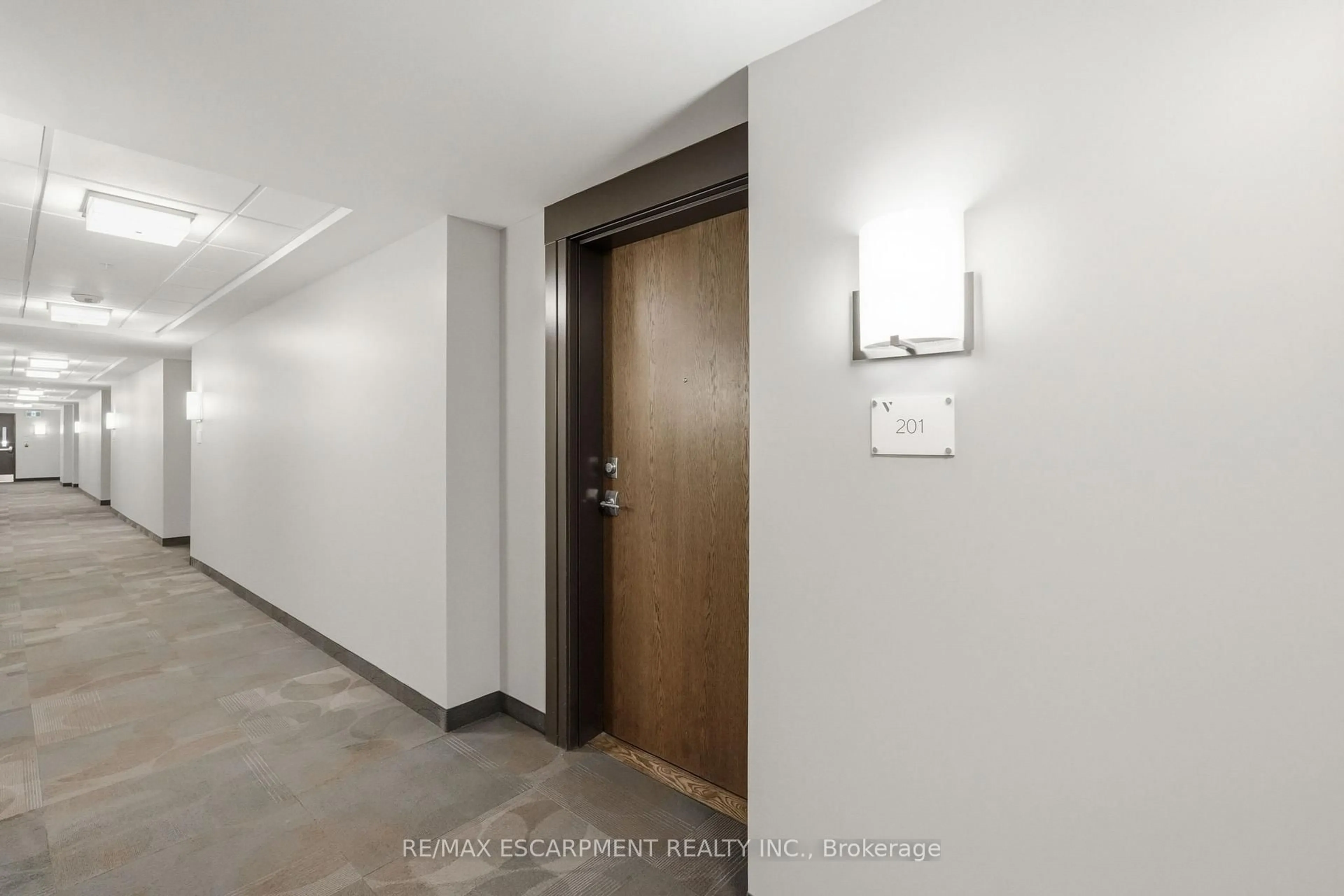 Indoor foyer for 30 Hamilton St #201, Hamilton Ontario L8B 1V8