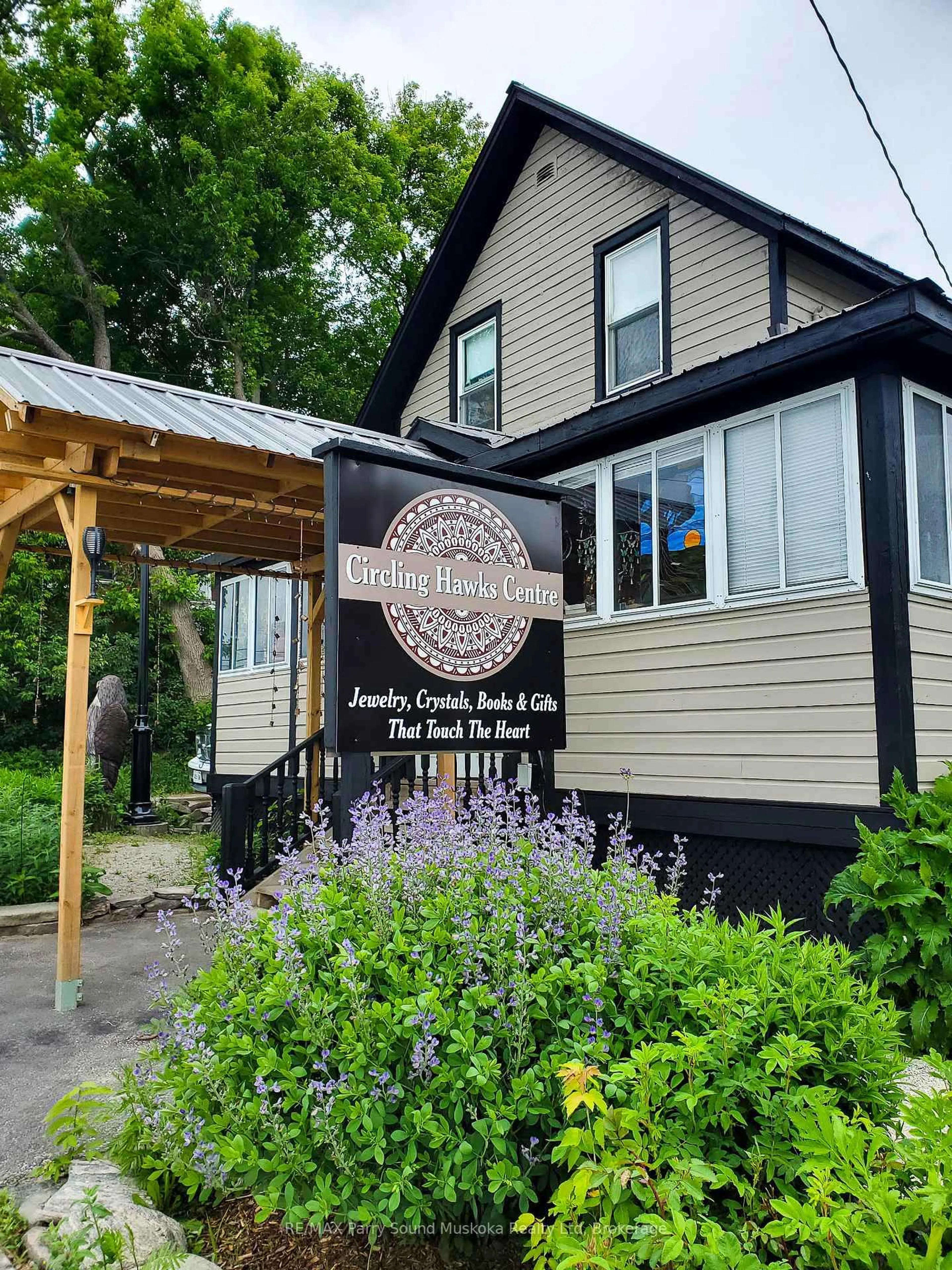 Home with vinyl exterior material, street for 156 Ontario St, Burk's Falls Ontario P0A 1C0