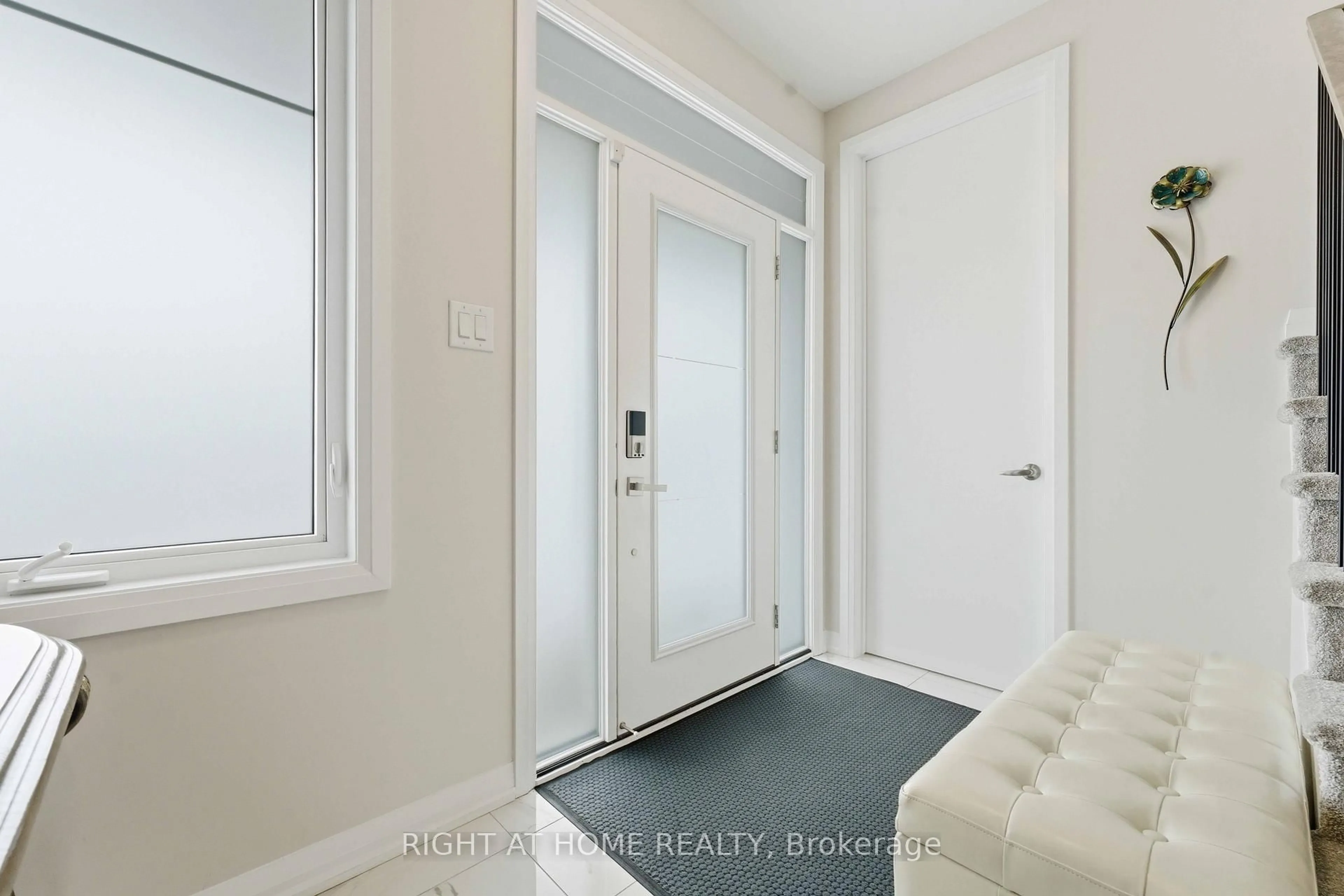 Indoor entryway for 643 Terrier Circ, Richmond Ontario K0A 2Z0