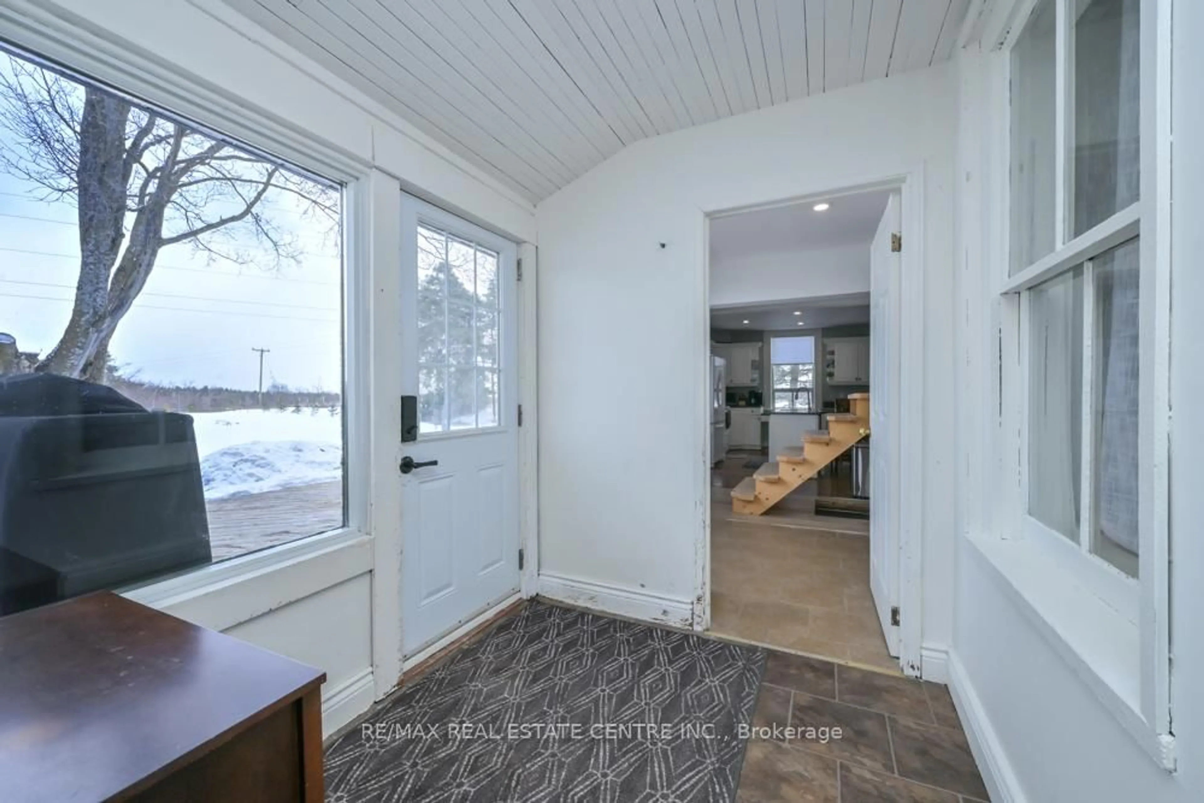 Indoor entryway for 347157 Mono Centre Rd, Mono Ontario L9W 5T6