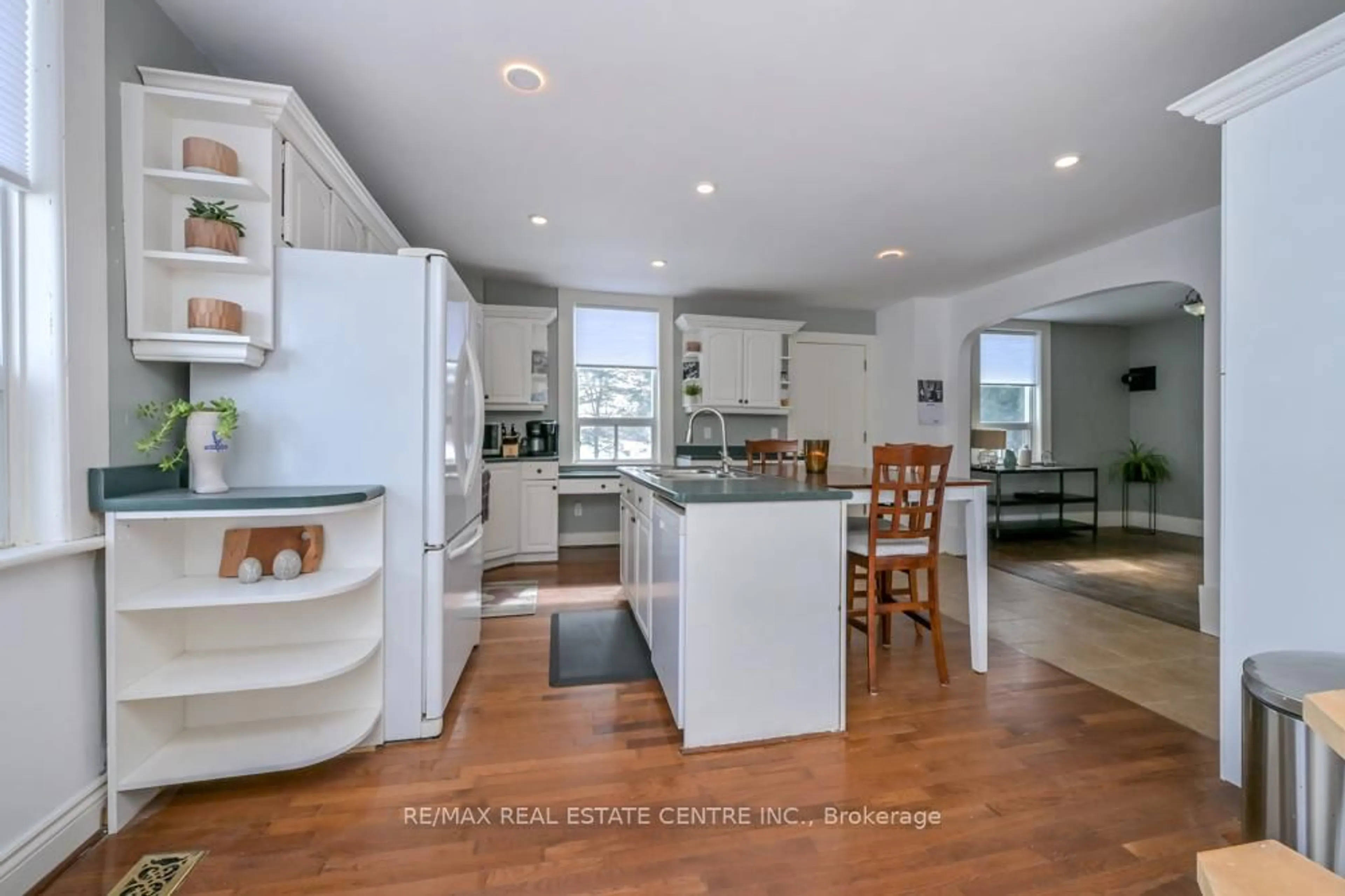 Open concept kitchen, unknown for 347157 Mono Centre Rd, Mono Ontario L9W 5T6