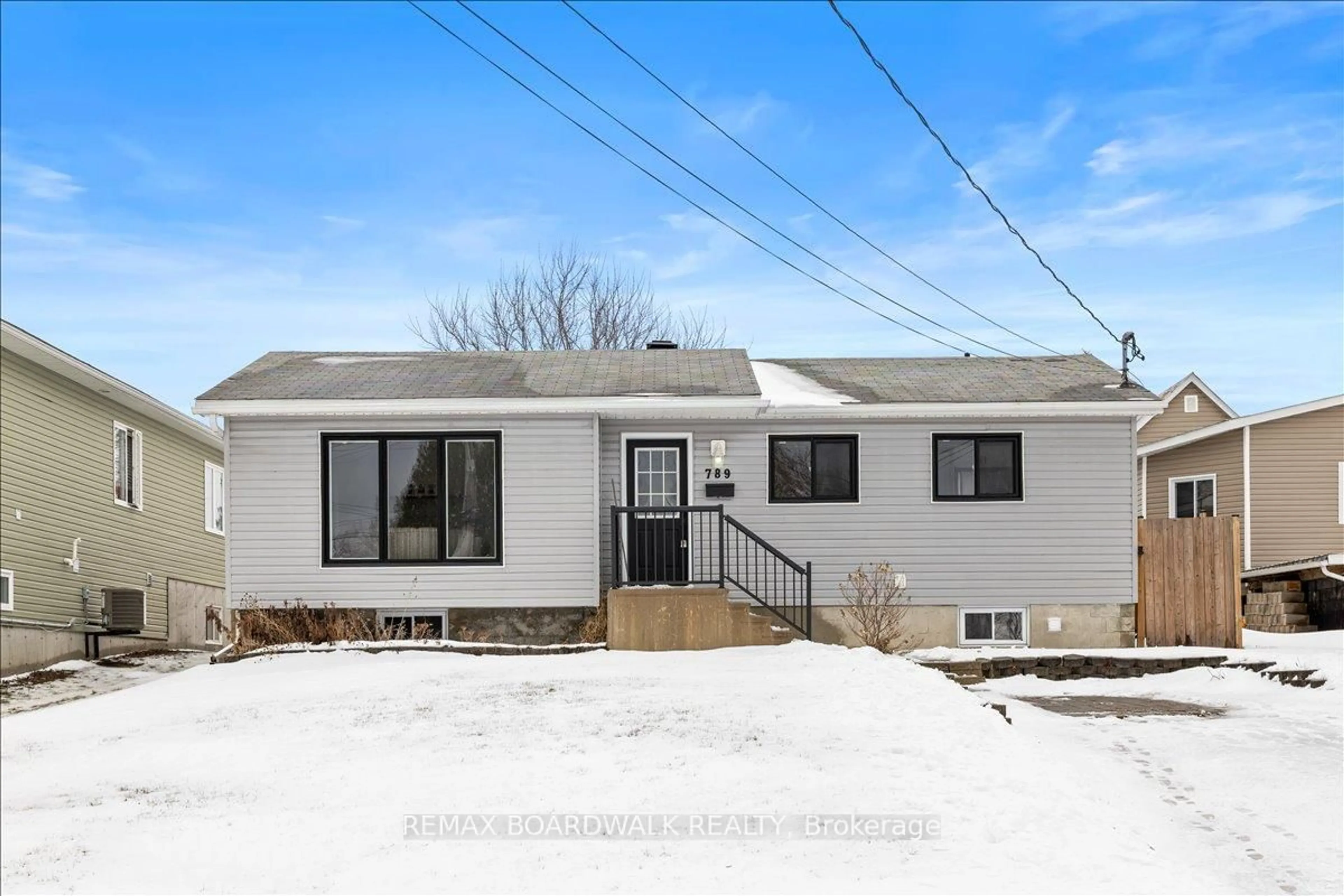 Home with vinyl exterior material, street for 789 Fifth St, Renfrew Ontario K7V 1G3