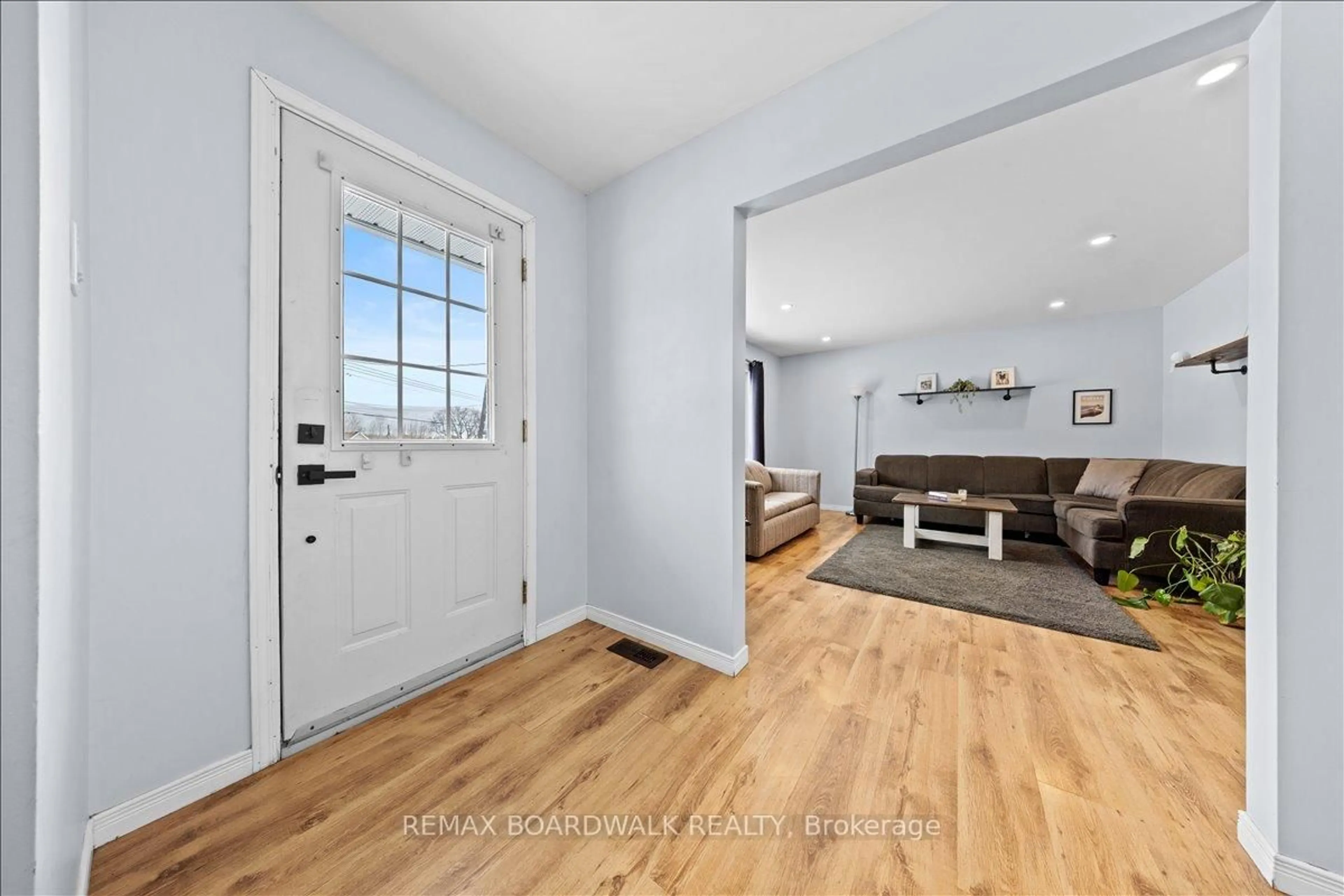 Indoor entryway for 789 Fifth St, Renfrew Ontario K7V 1G3