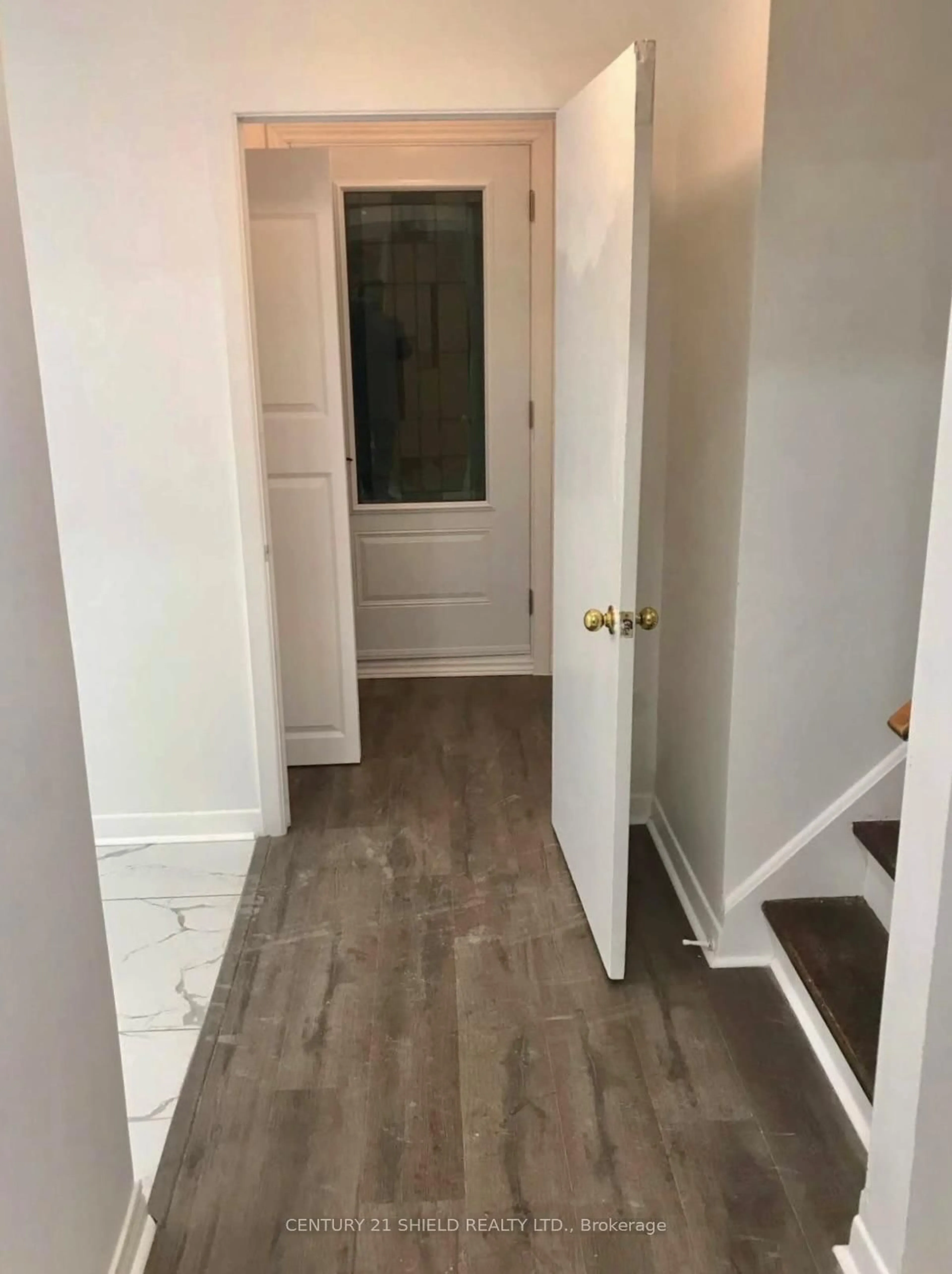 Indoor entryway for 216 Baldwin Ave, Cornwall Ontario K6H 4J4