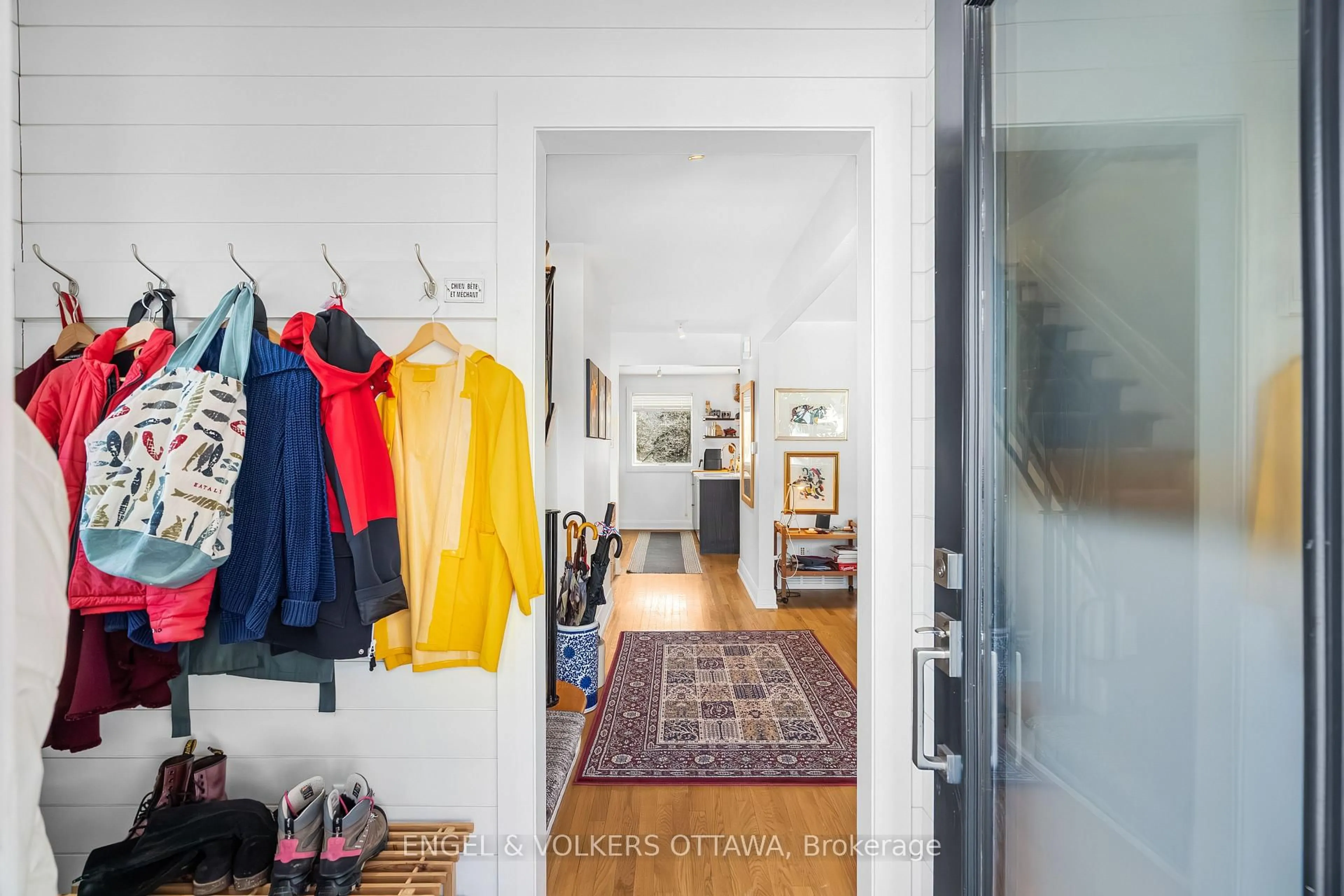 Indoor entryway for 527 Evered Ave, Ottawa Ontario K1Z 5K9