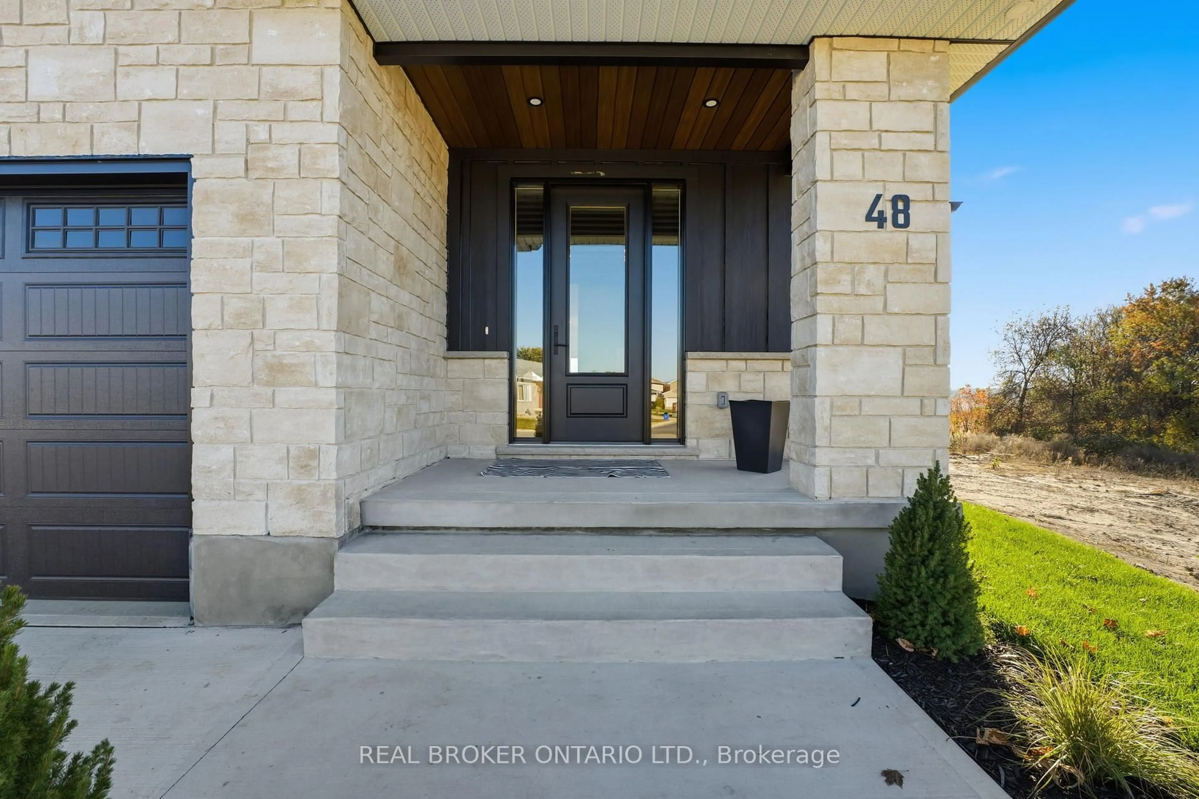 Indoor entryway for 48 Rebecca Dr, Aylmer Ontario N5H 0A1