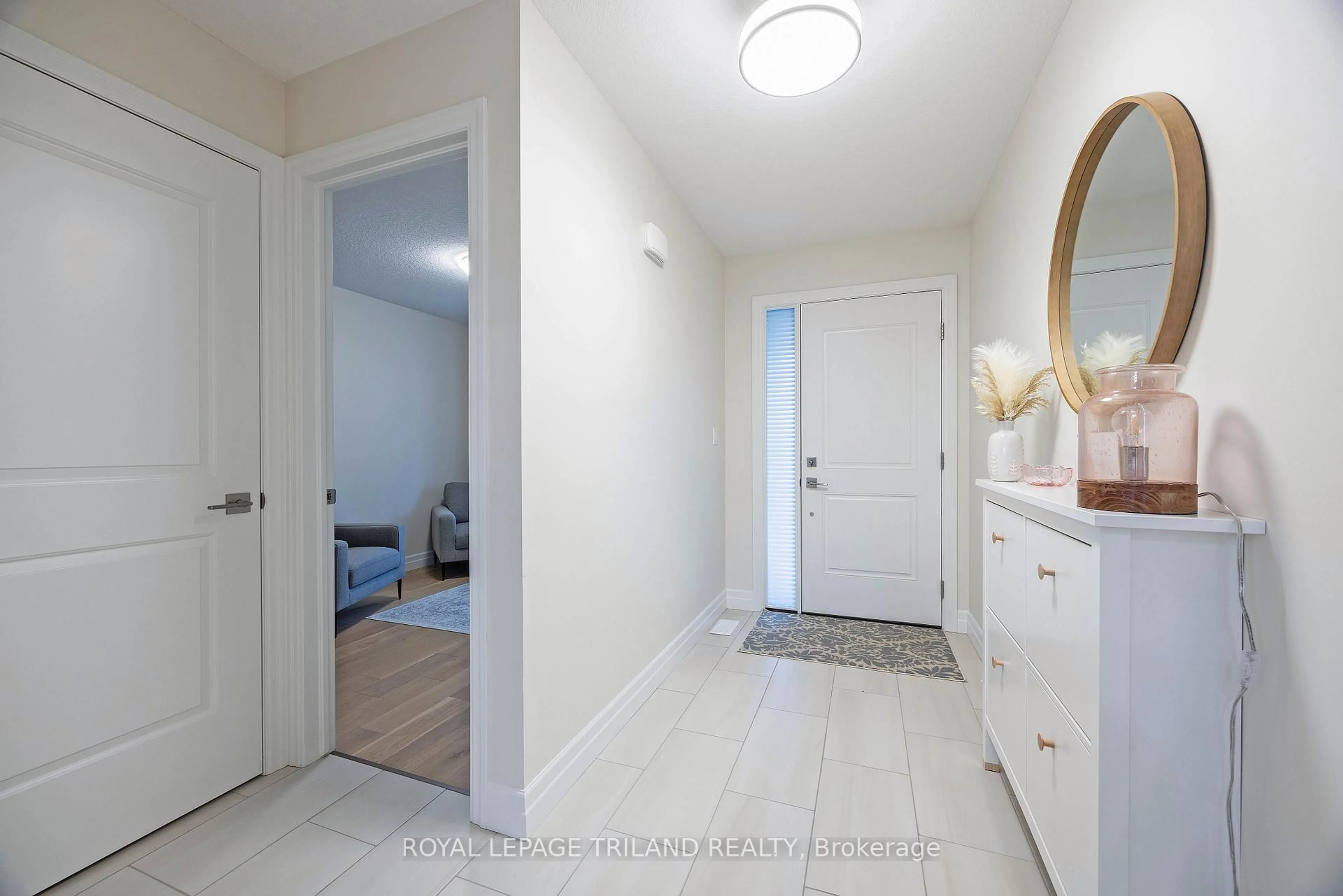 Indoor entryway for 19.5 PARK Ave, St. Thomas Ontario N5R 4V5