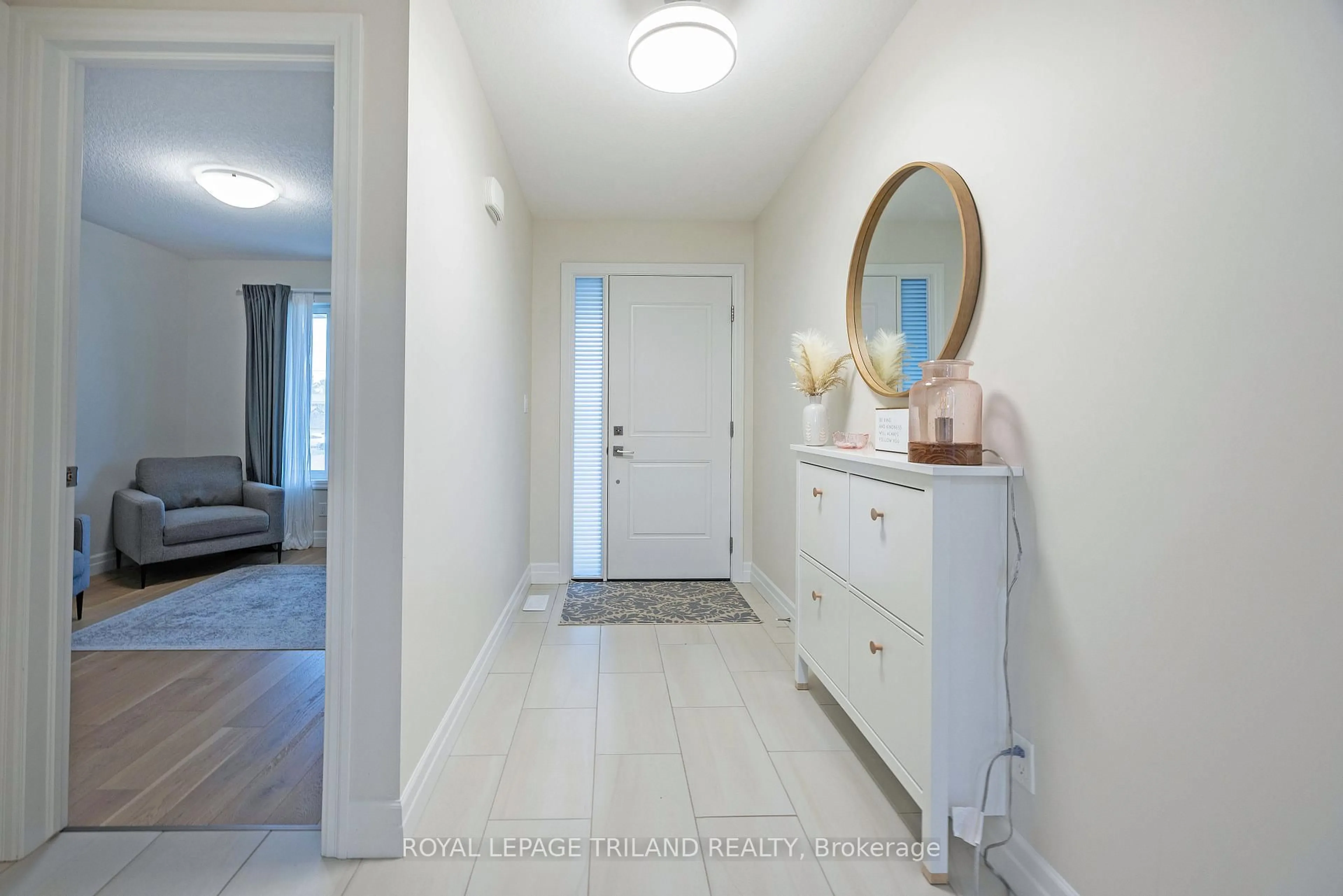 Indoor entryway for 19.5 PARK Ave, St. Thomas Ontario N5R 4V5