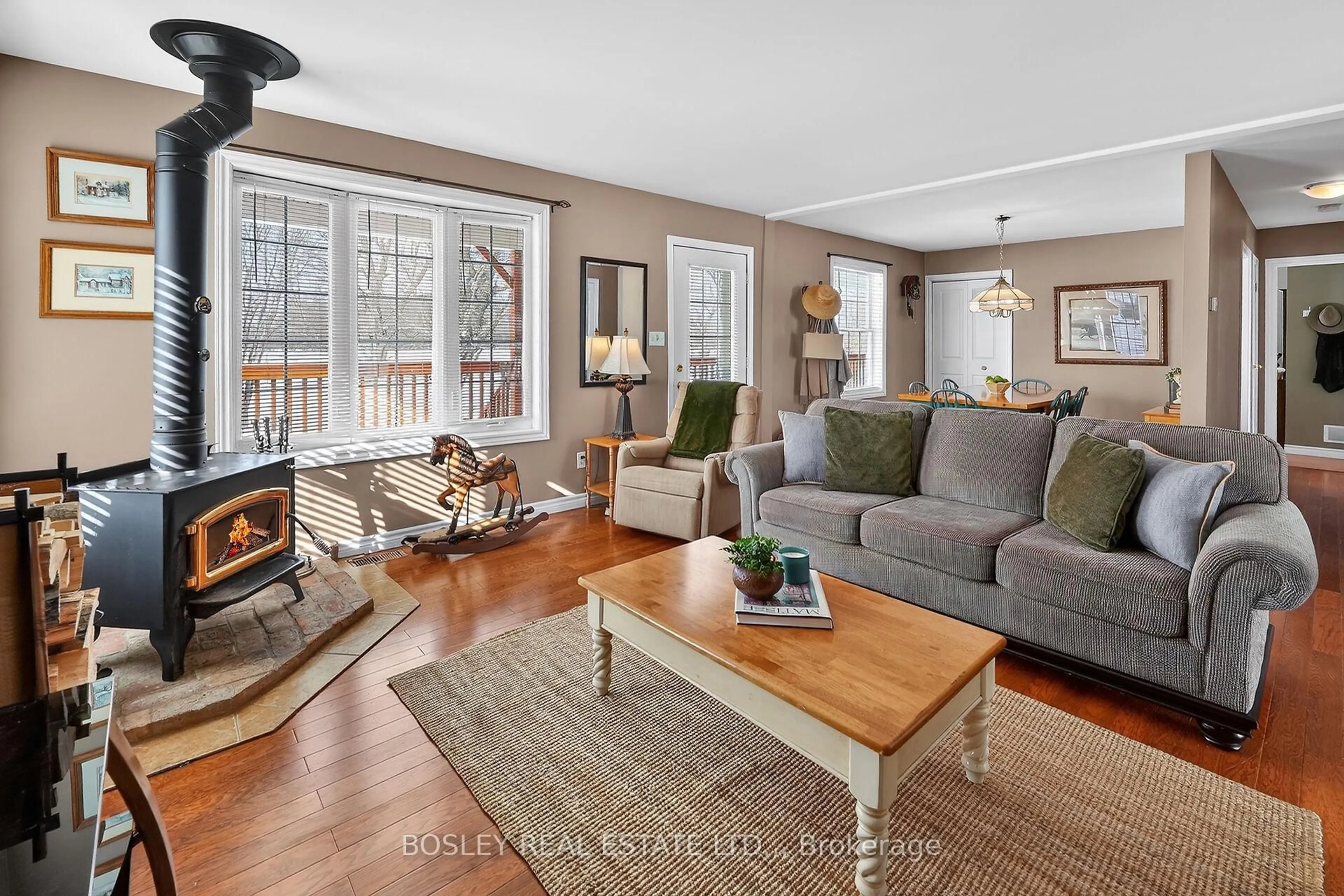 Living room with furniture, unknown for 910 Holloway Bay Rd, Fort Erie Ontario L0S 1N0