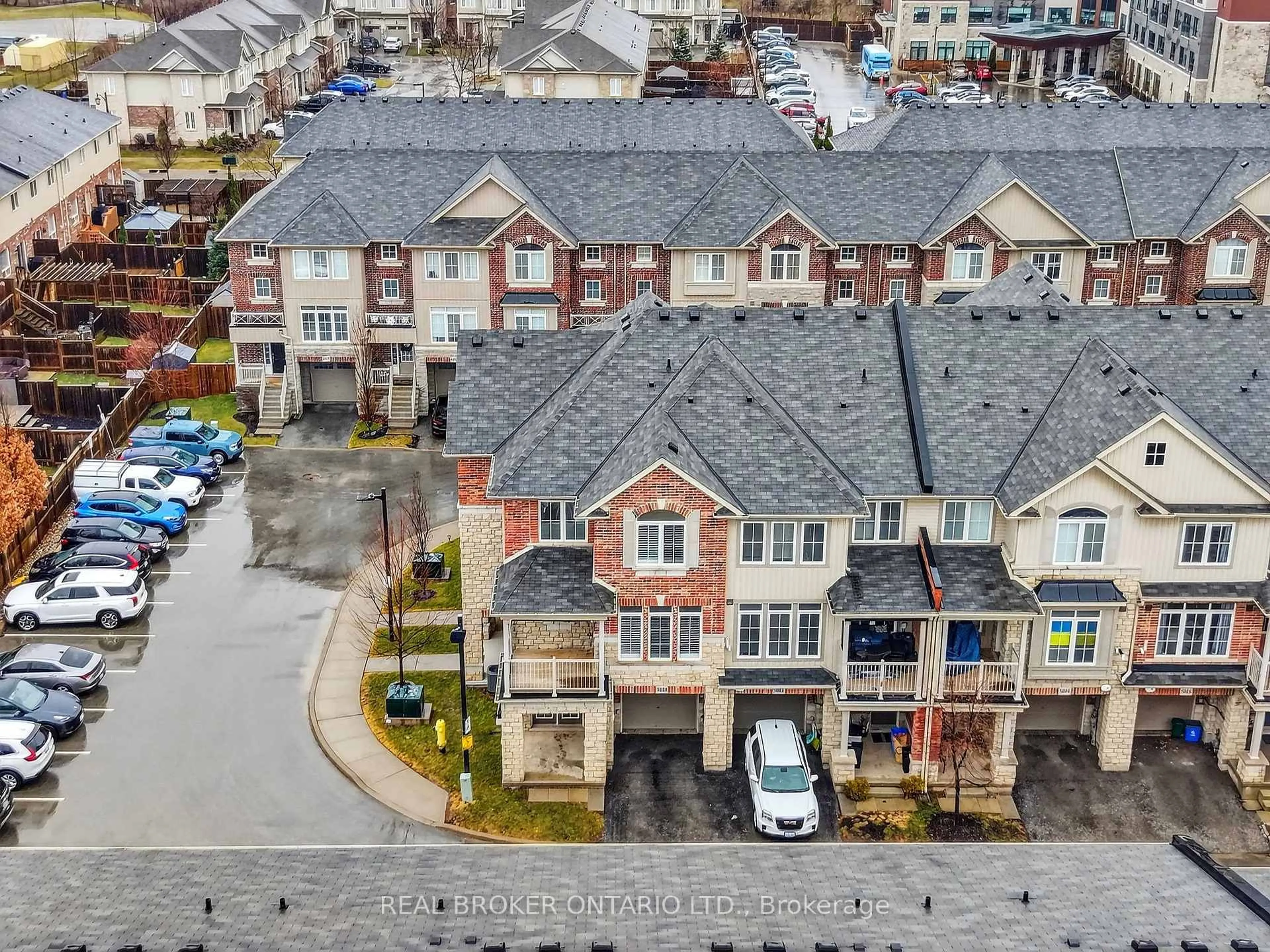 A pic from outside/outdoor area/front of a property/back of a property/a pic from drone, street for 5000 Desantis Dr, Lincoln Ontario L3J 1W3