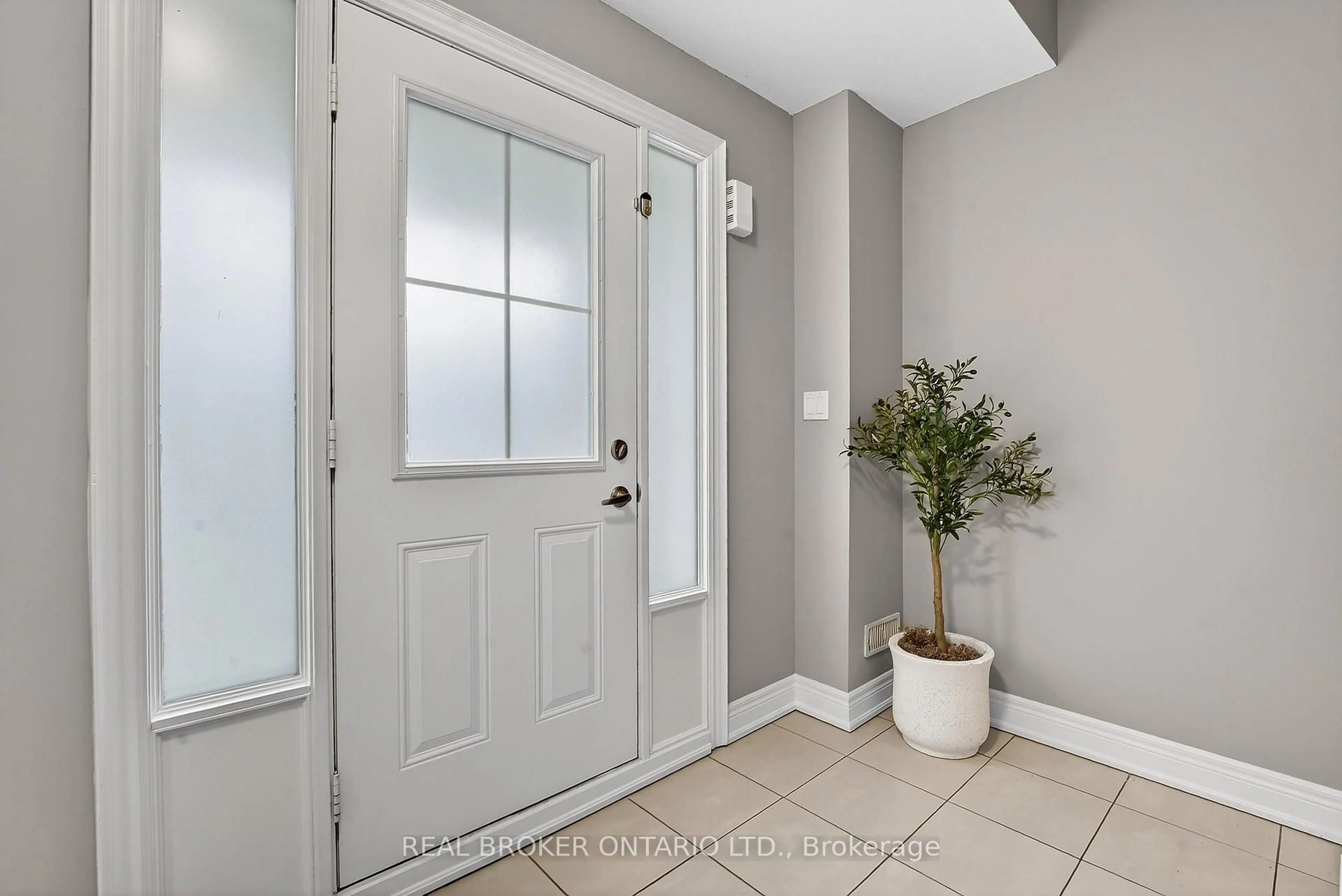 Indoor entryway for 5000 Desantis Dr, Lincoln Ontario L3J 1W3