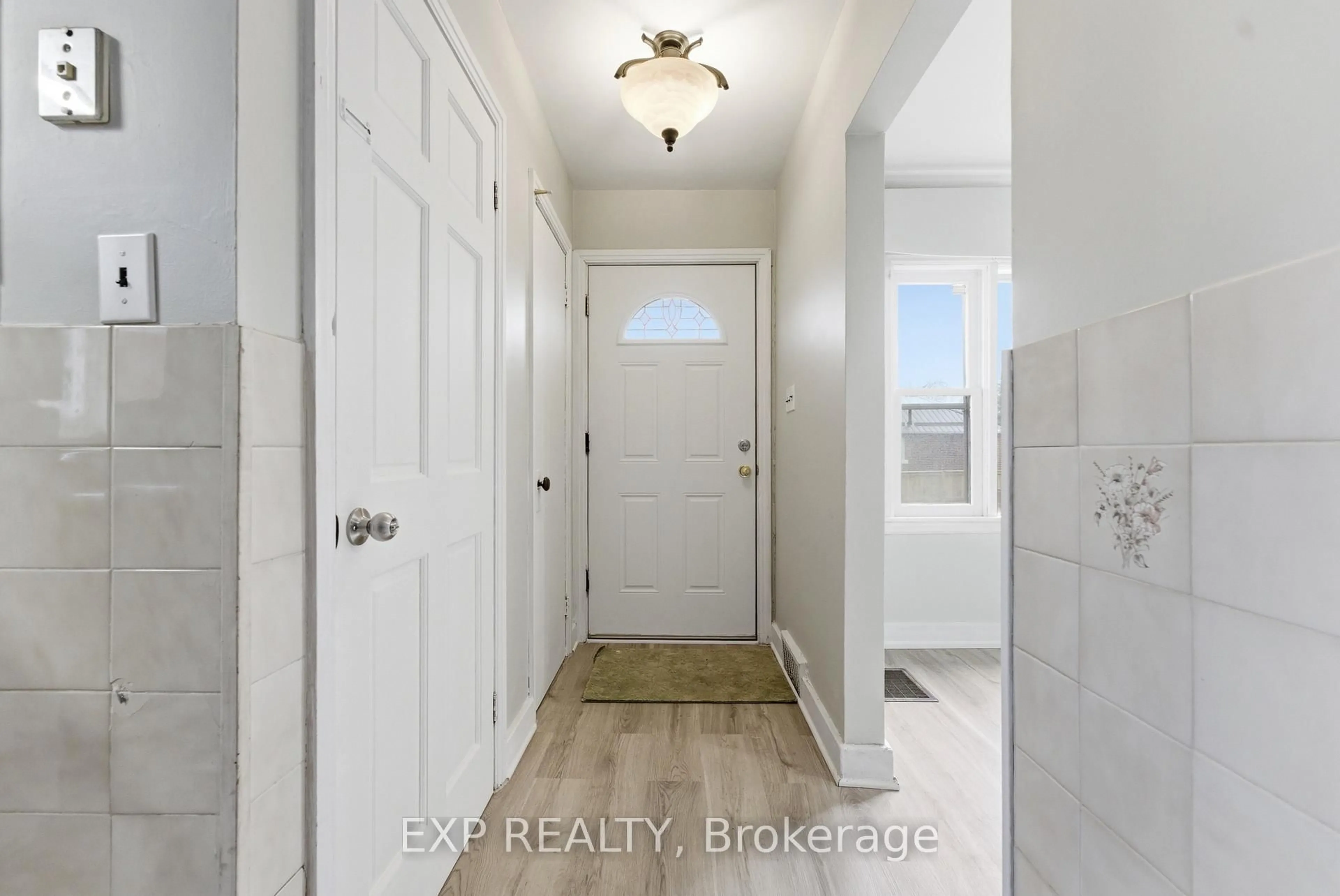 Indoor entryway for 8 Reynolds Cres, Belleville Ontario K8P 2W7