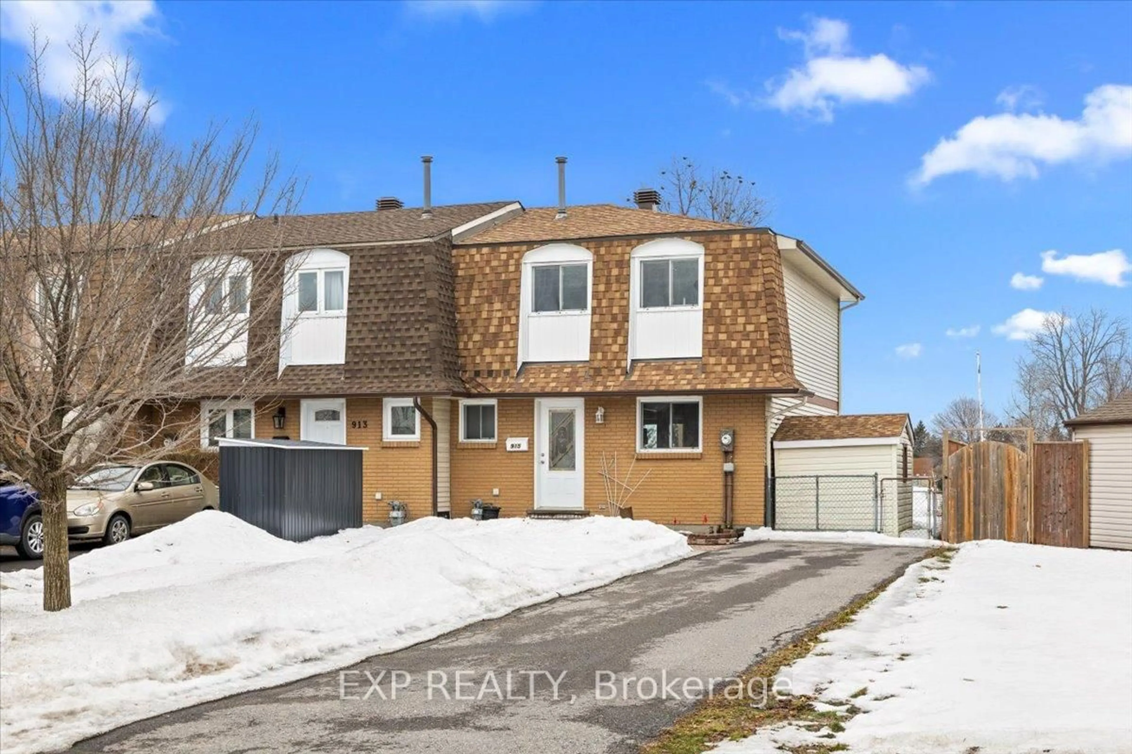 A pic from outside/outdoor area/front of a property/back of a property/a pic from drone, street for 915 Lawnsberry Dr, Ottawa Ontario K1E 1Y2