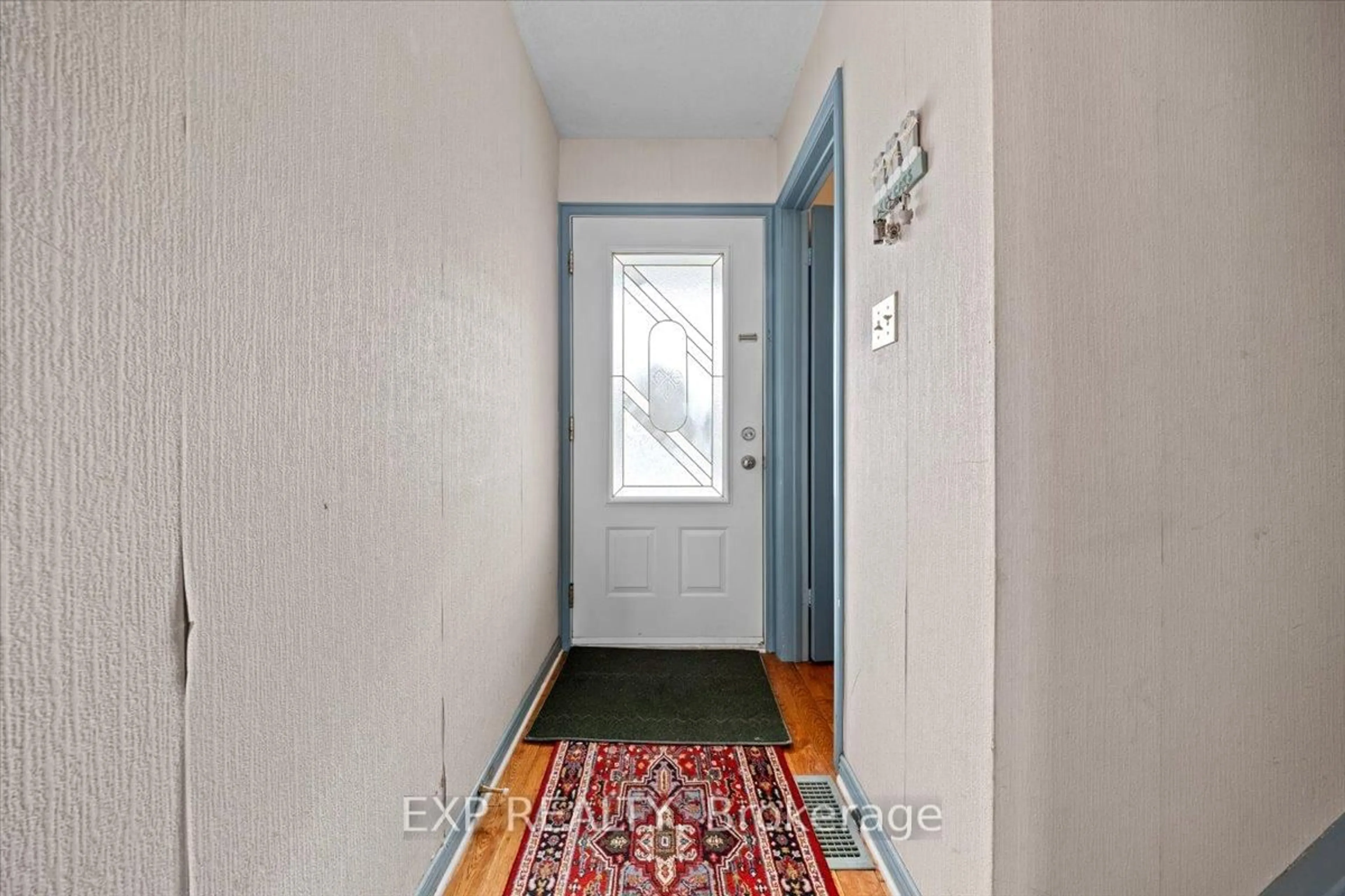 Indoor entryway for 915 Lawnsberry Dr, Ottawa Ontario K1E 1Y2