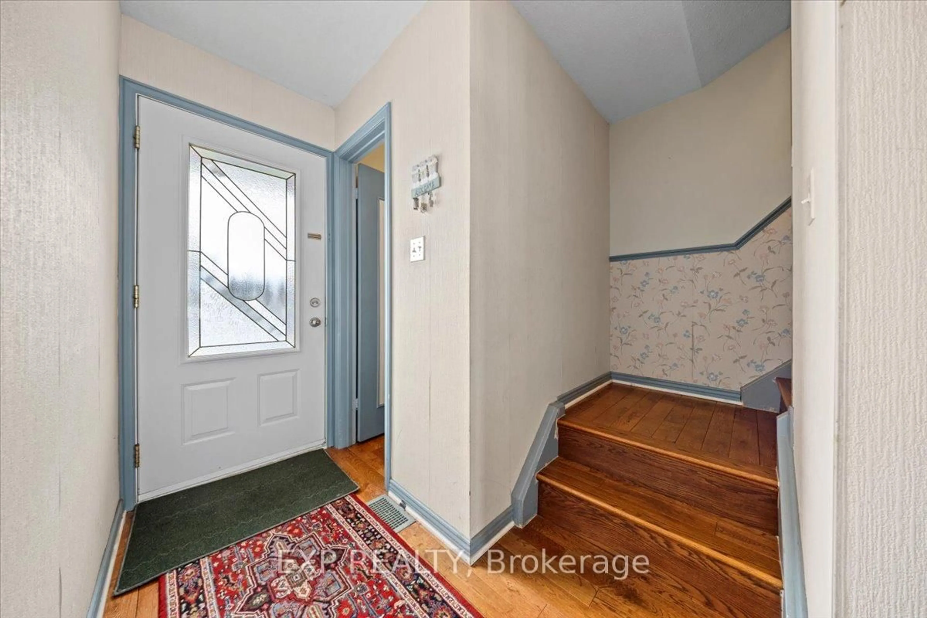 Indoor entryway for 915 Lawnsberry Dr, Ottawa Ontario K1E 1Y2