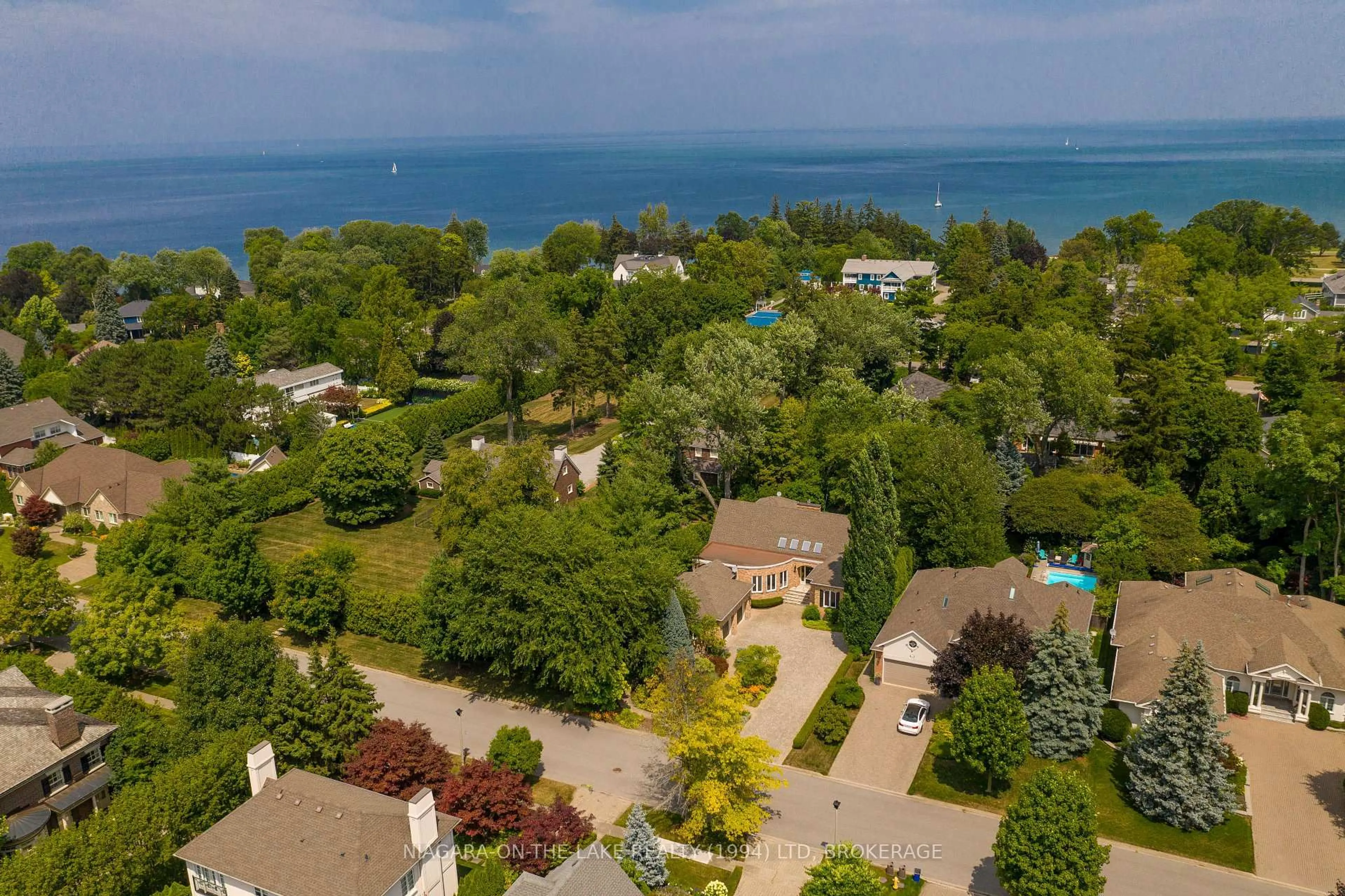 A pic from outside/outdoor area/front of a property/back of a property/a pic from drone, water/lake/river/ocean view for 451 GAGE St, Niagara-on-the-Lake Ontario L0S 1J0