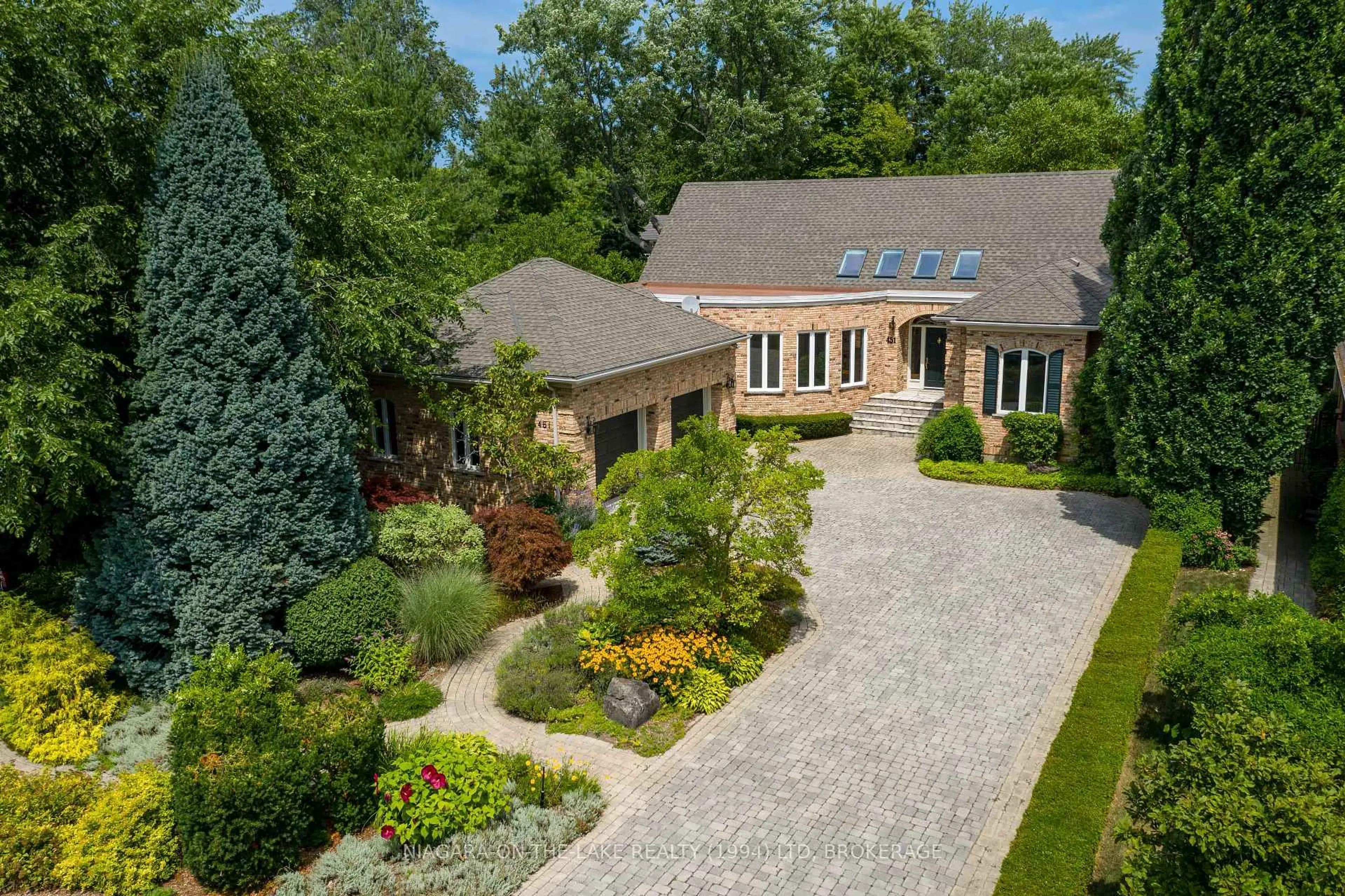 A pic from outside/outdoor area/front of a property/back of a property/a pic from drone, street for 451 GAGE St, Niagara-on-the-Lake Ontario L0S 1J0