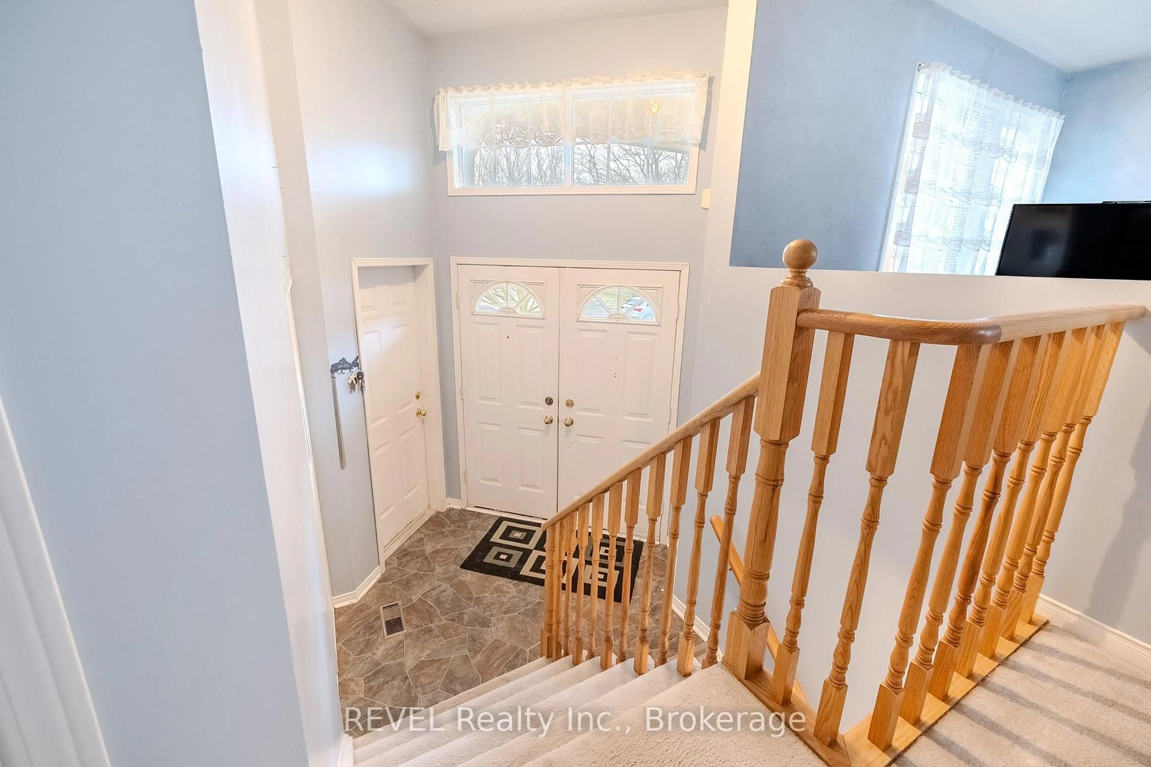 Indoor entryway for 86 Madison Crt, Welland Ontario L3C 7G1