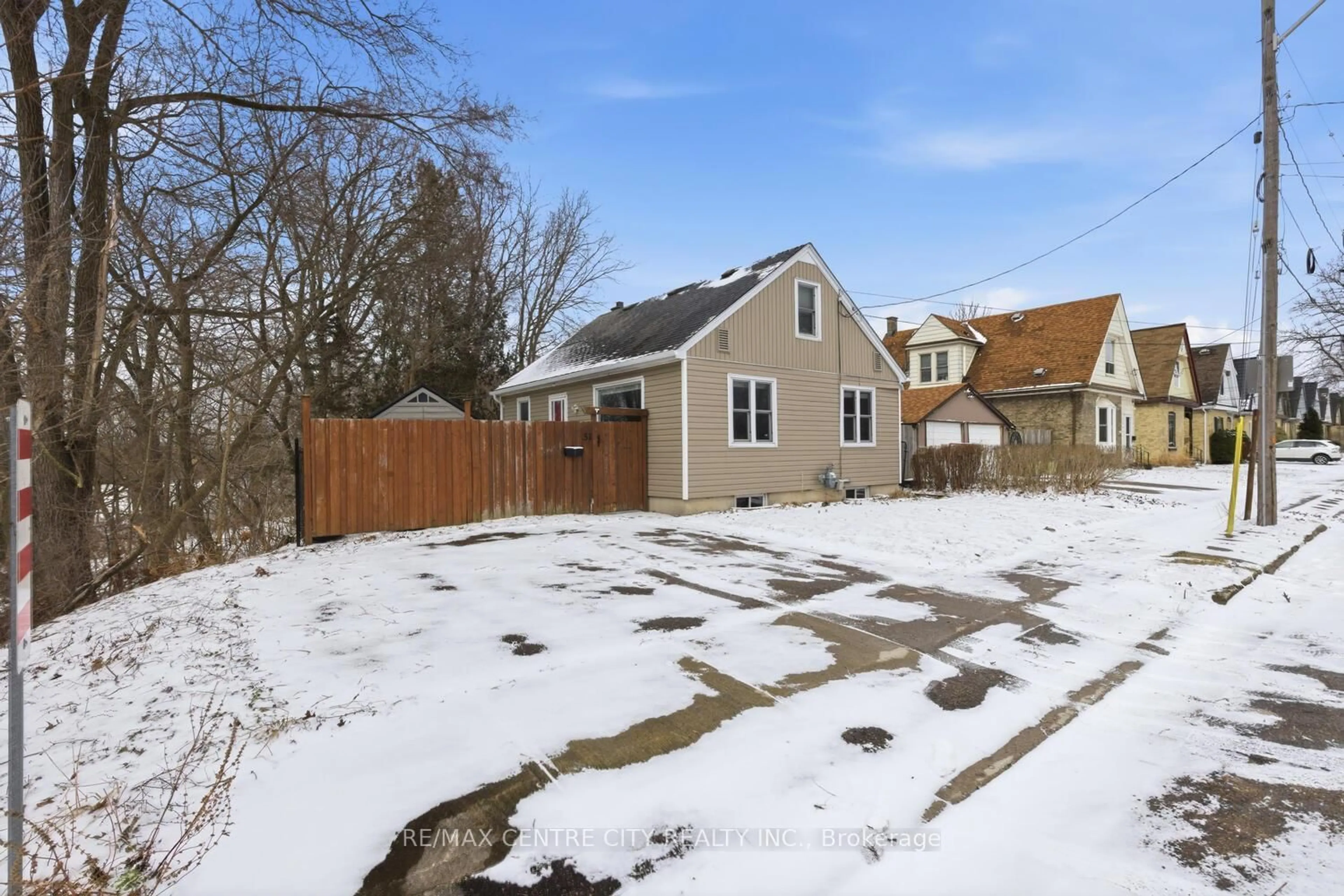 A pic from outside/outdoor area/front of a property/back of a property/a pic from drone, street for 51 Smith St, London East Ontario N5Z 2C6