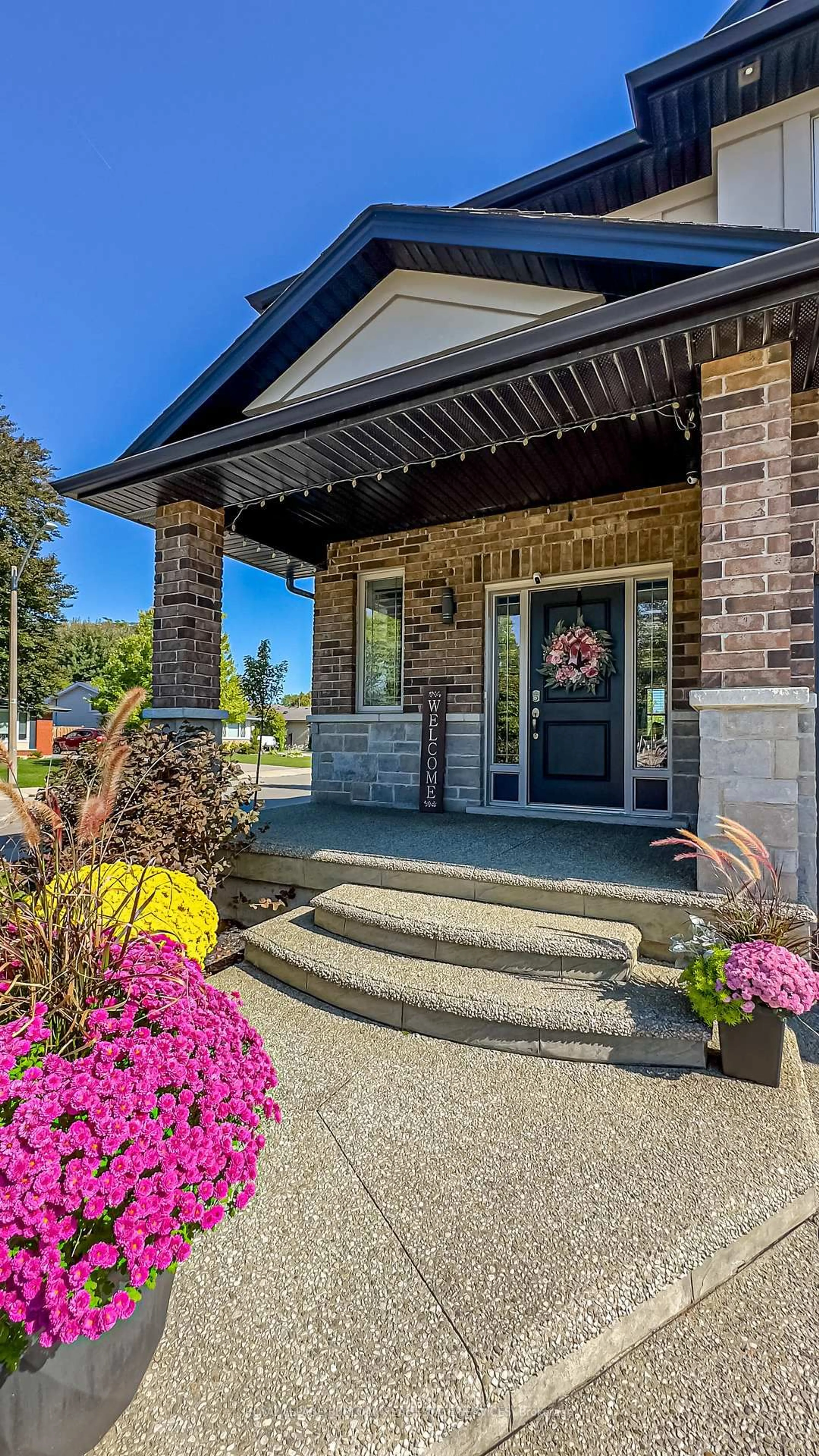 Indoor entryway for 19 Purnell Dr, Hamilton Ontario L9C 0C6