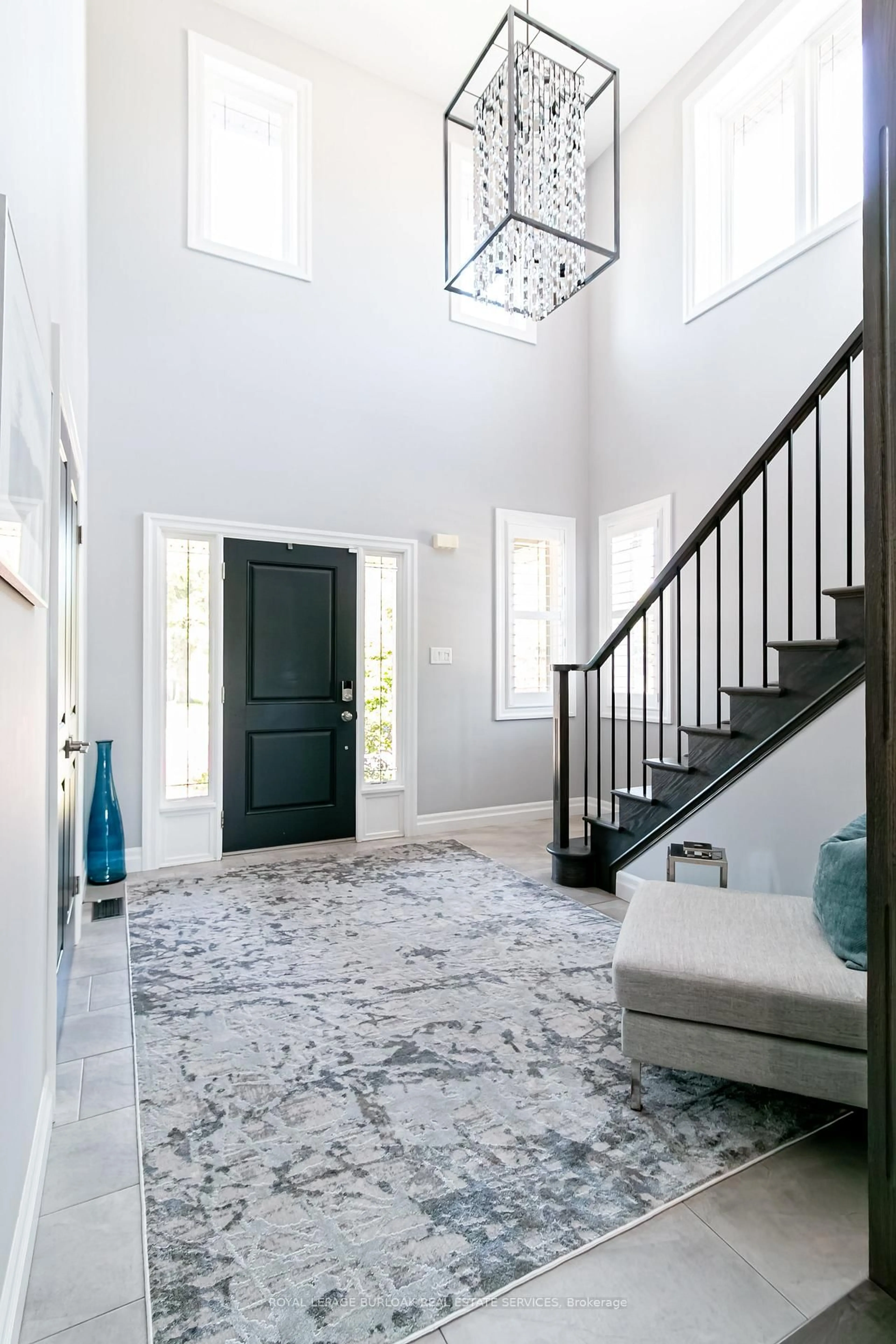 Indoor entryway for 19 Purnell Dr, Hamilton Ontario L9C 0C6