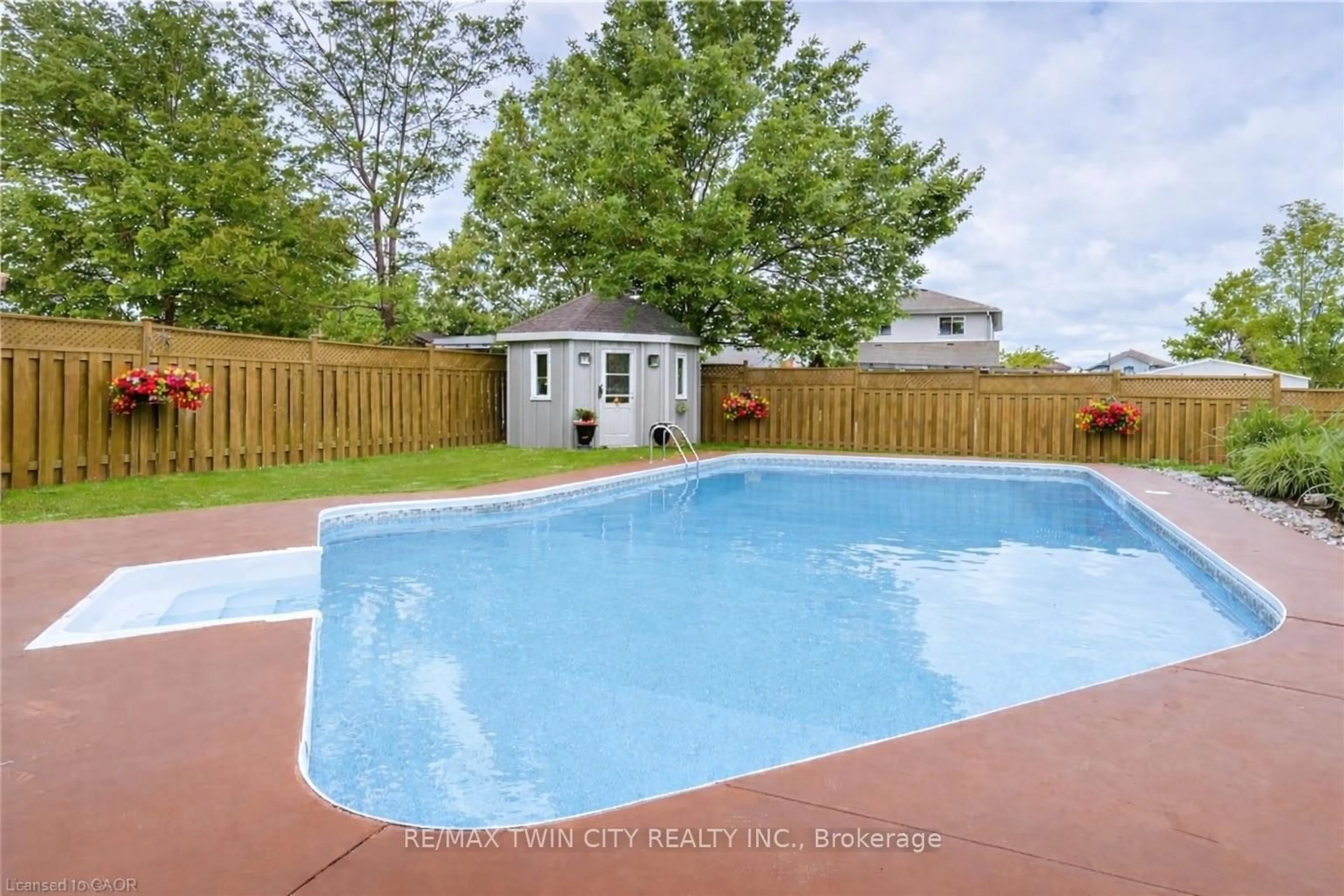 Pool for 685 COLDSTREAM Dr, Waterloo Ontario N2V 2J1