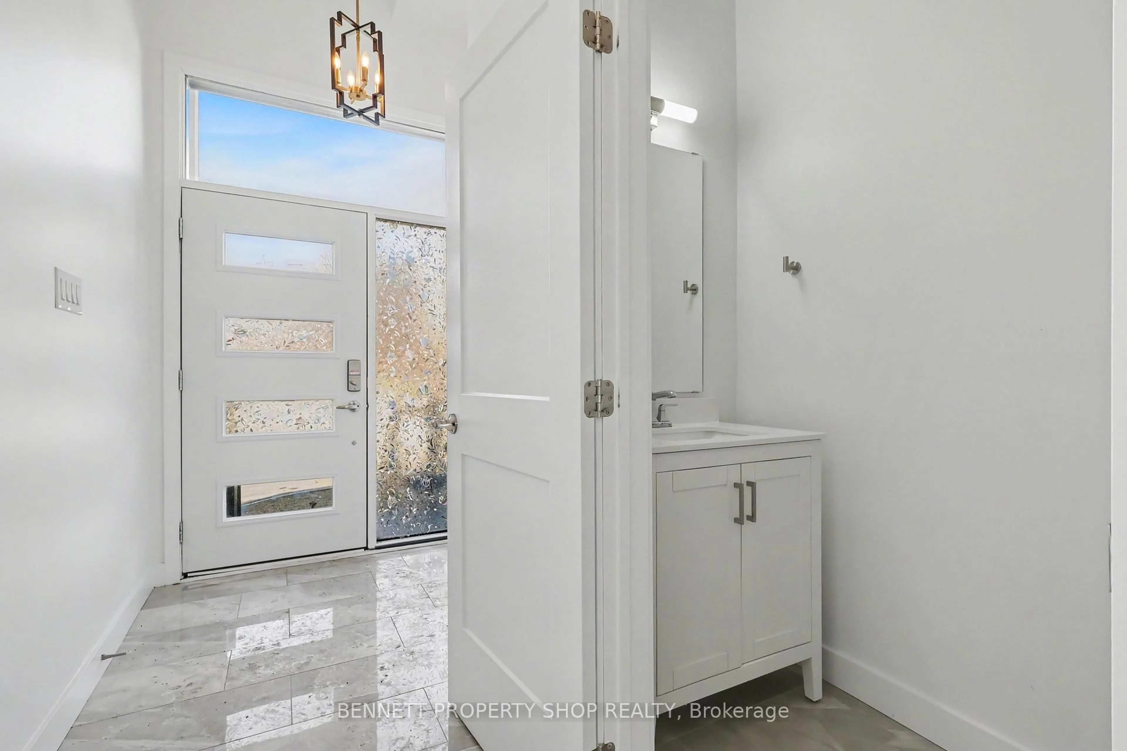 Indoor entryway for 137 Duford St, Ottawa Ontario K1L 6Z5