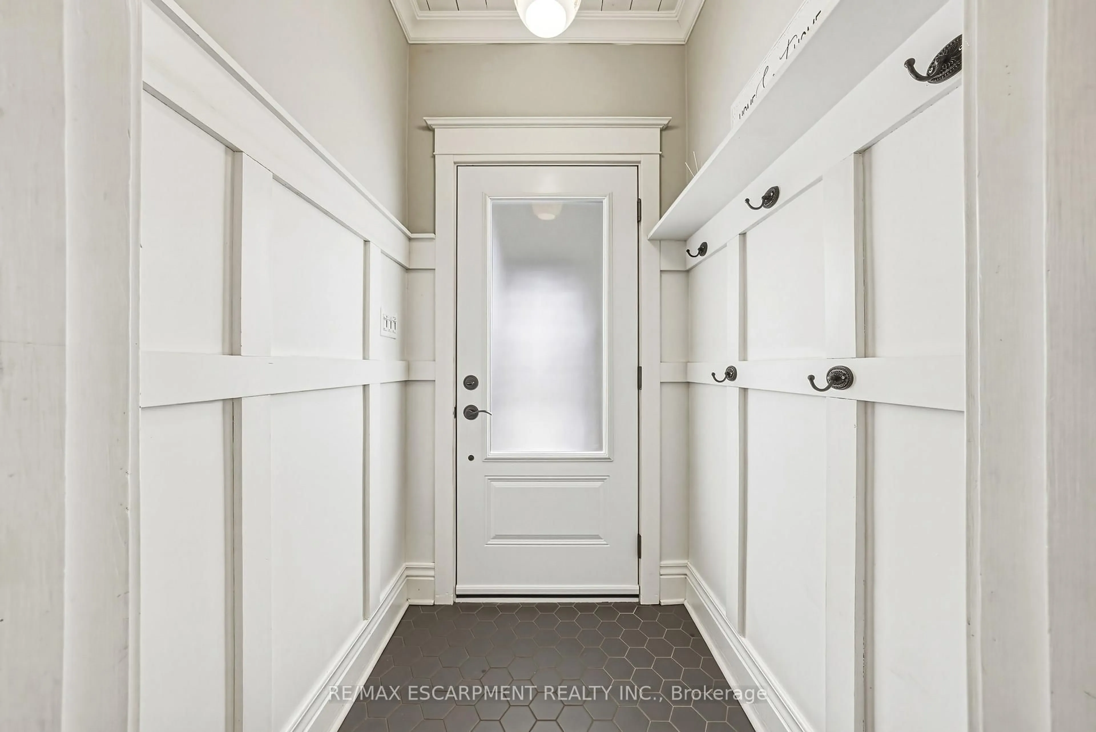 Indoor entryway for 6 Nelles Blvd, Grimsby Ontario L3M 3R1