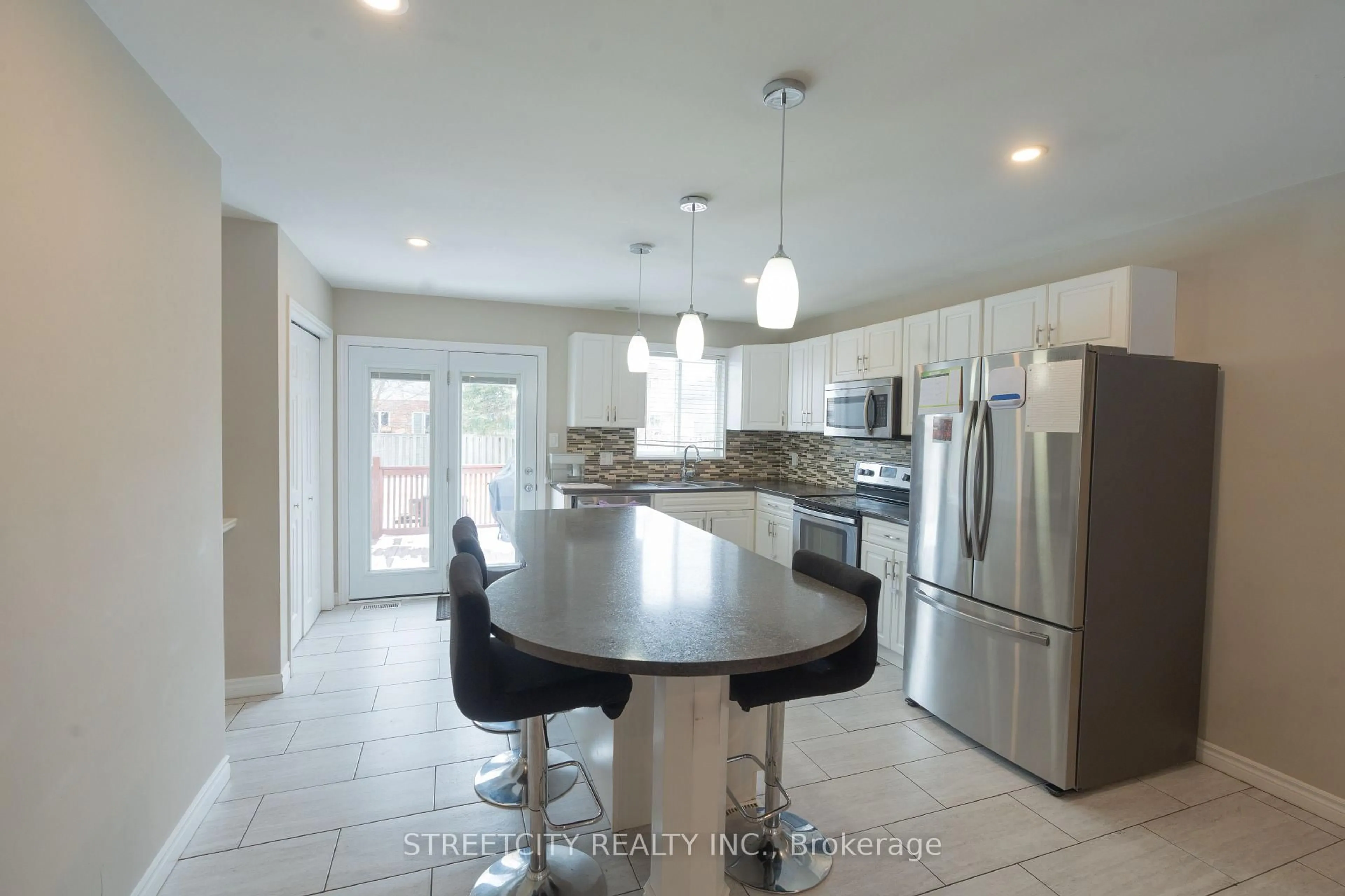 Open concept kitchen, ceramic/tile floor for 35 Juniper Cres, Strathroy-Caradoc Ontario N7G 4G4