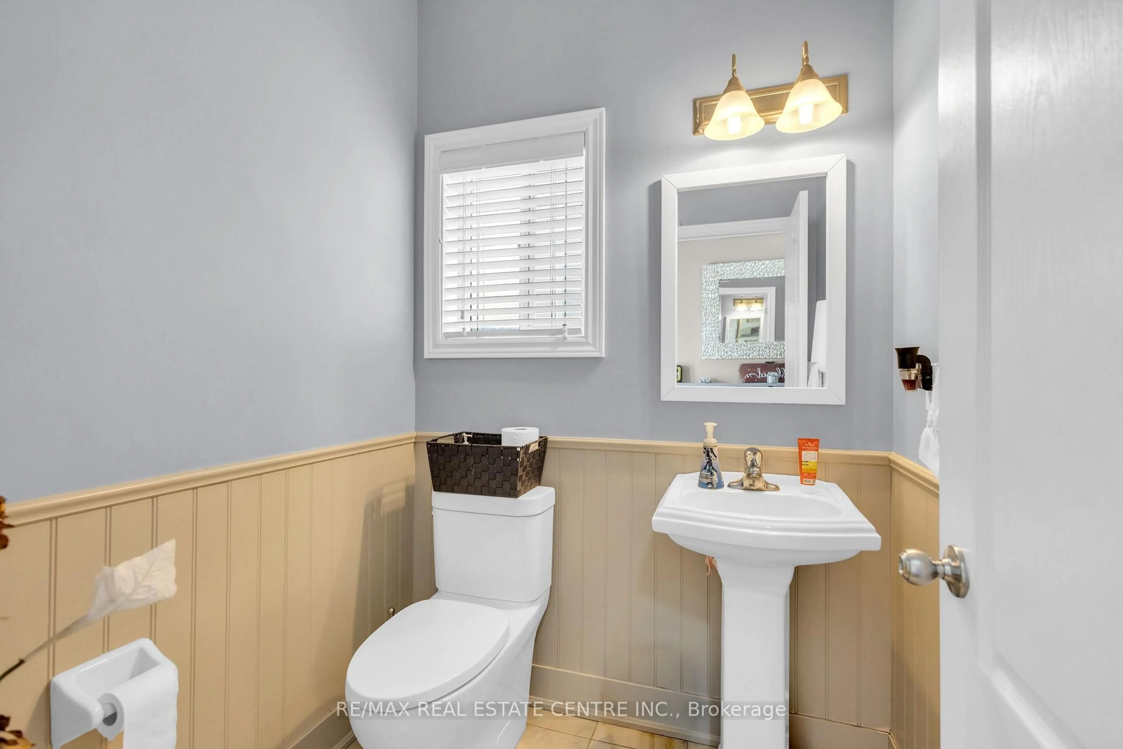 Standard bathroom, ceramic/tile floor for 713 Halbert Dr, Shelburne Ontario L0N 1S2