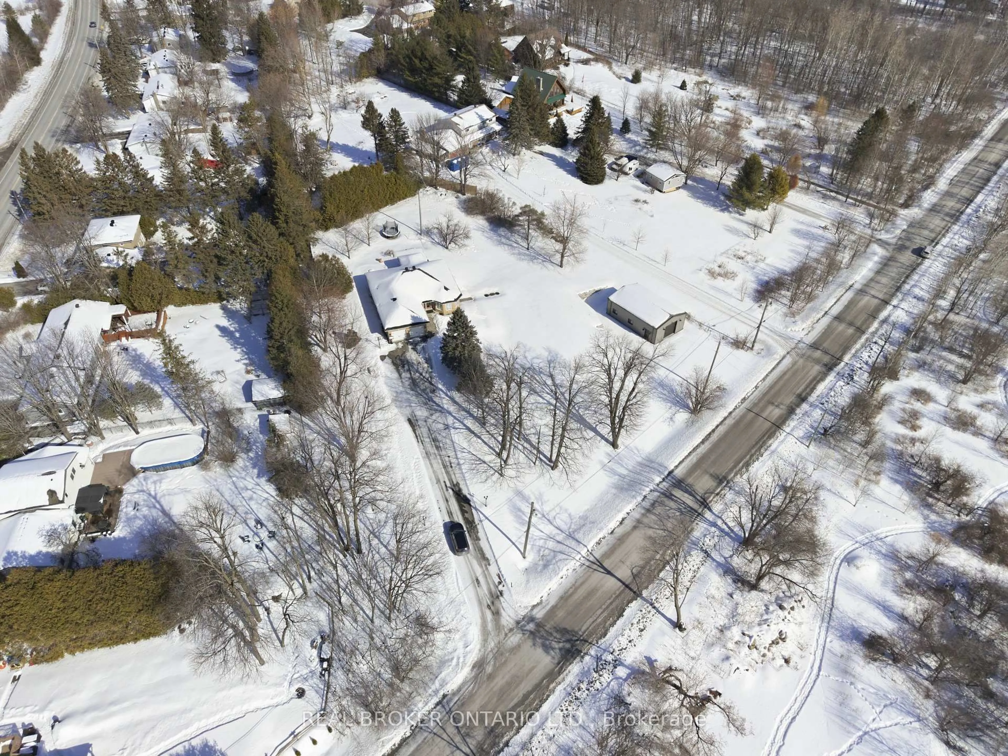 A pic from outside/outdoor area/front of a property/back of a property/a pic from drone, street for 1391 Sutherland Dr, Manotick Ontario K4M 1B3
