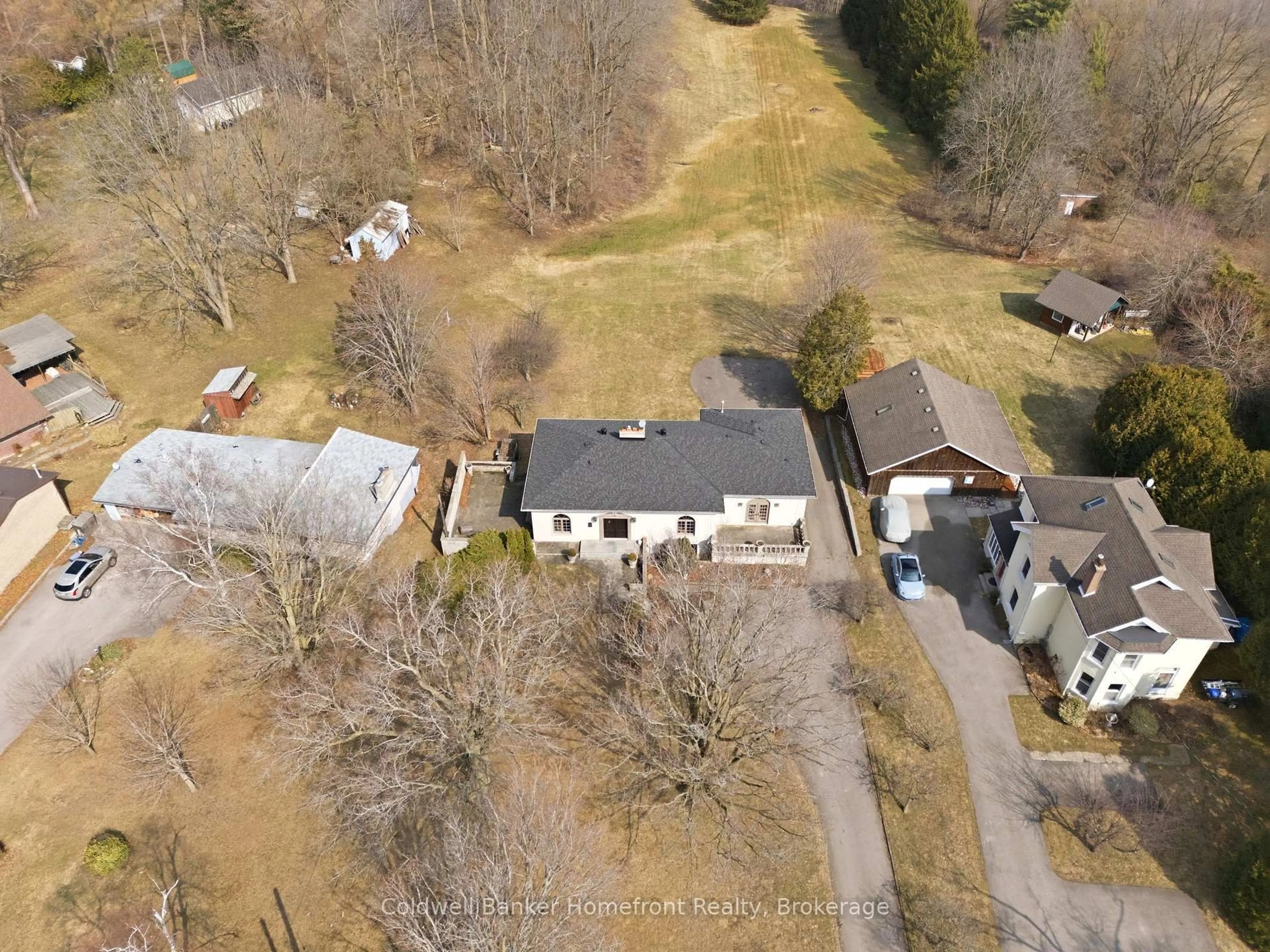 A pic from outside/outdoor area/front of a property/back of a property/a pic from drone, street for 46 Tutela Heights Rd, Brantford Ontario N3T 1A1