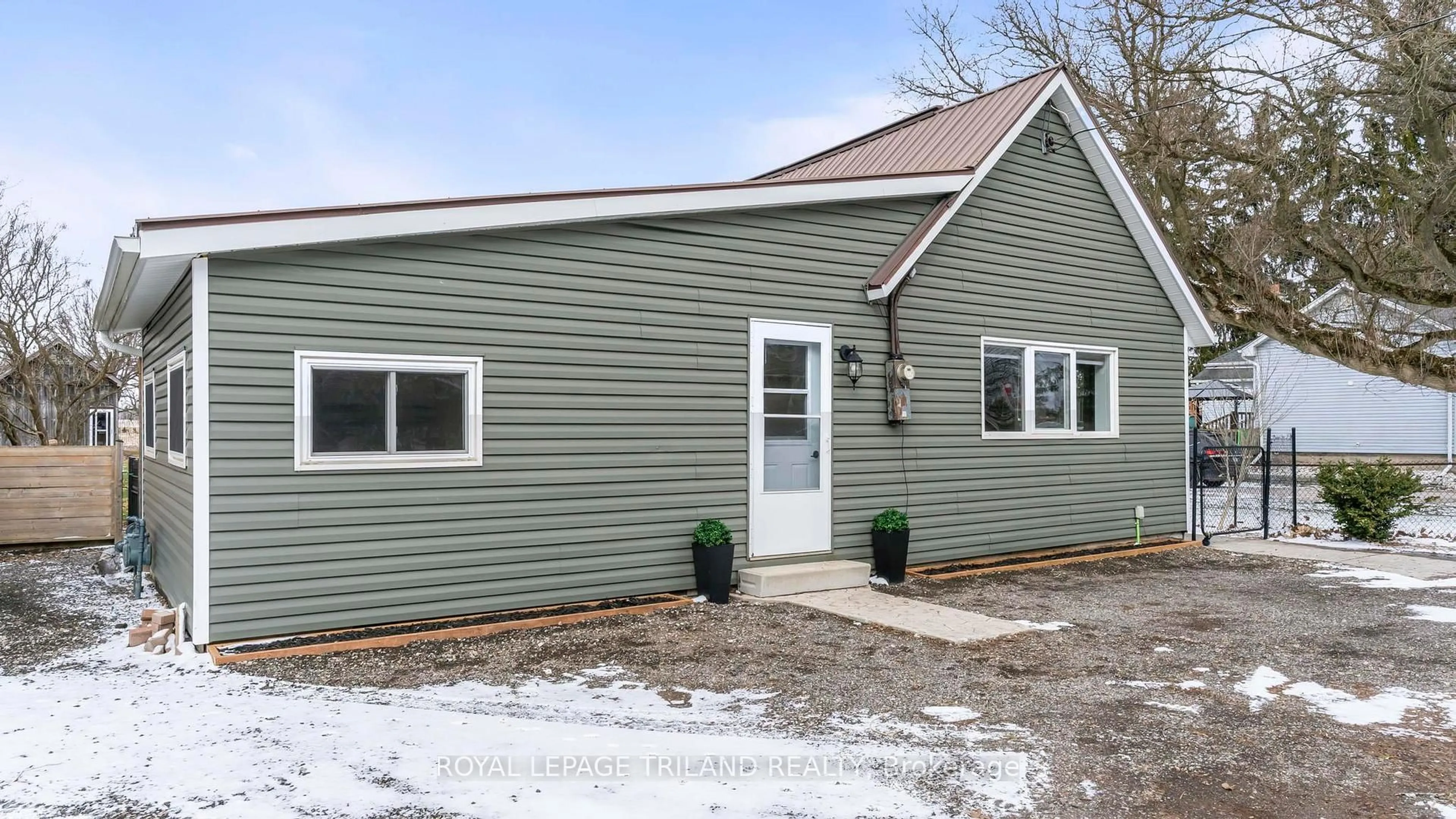 Home with vinyl exterior material, building for 47826 BLANCHE St, Central Elgin Ontario N5H 2R6