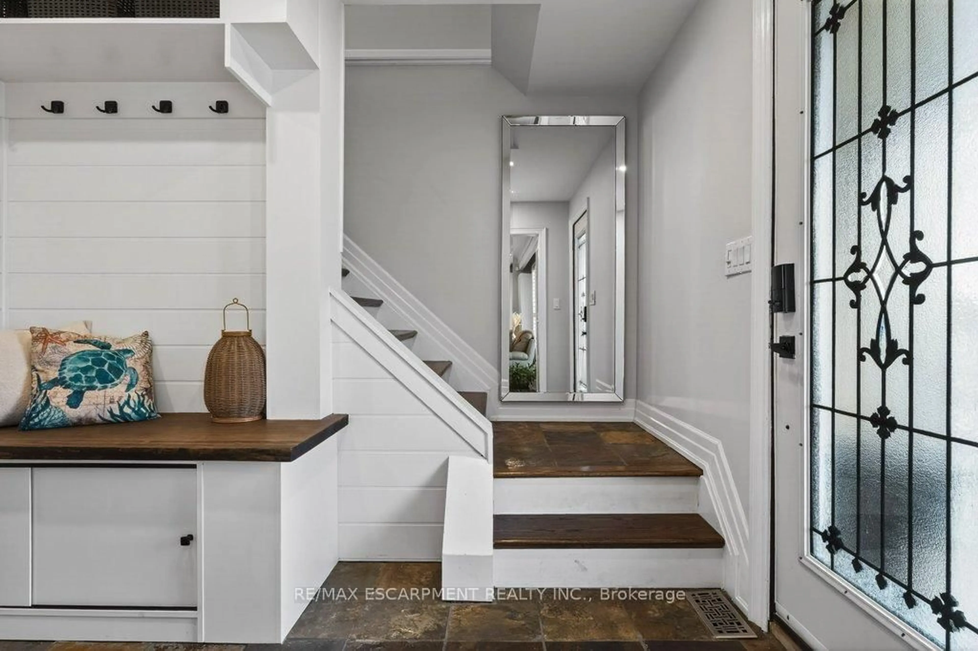 Indoor entryway for 4931 Cameron Ave, Lincoln Ontario L3J 0B9