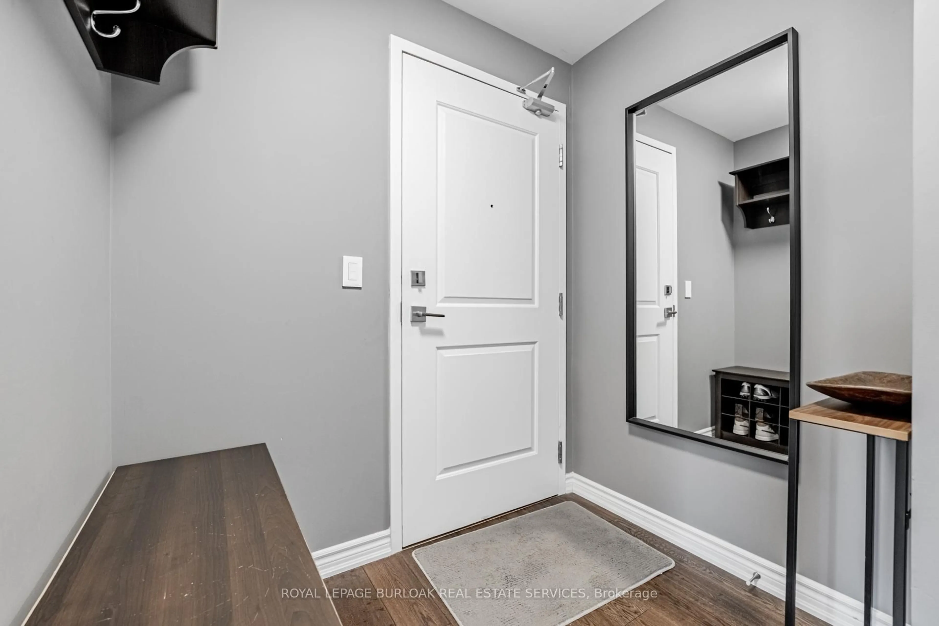 Indoor entryway for 35 Southshore Cres #209, Hamilton Ontario L8E 0J2