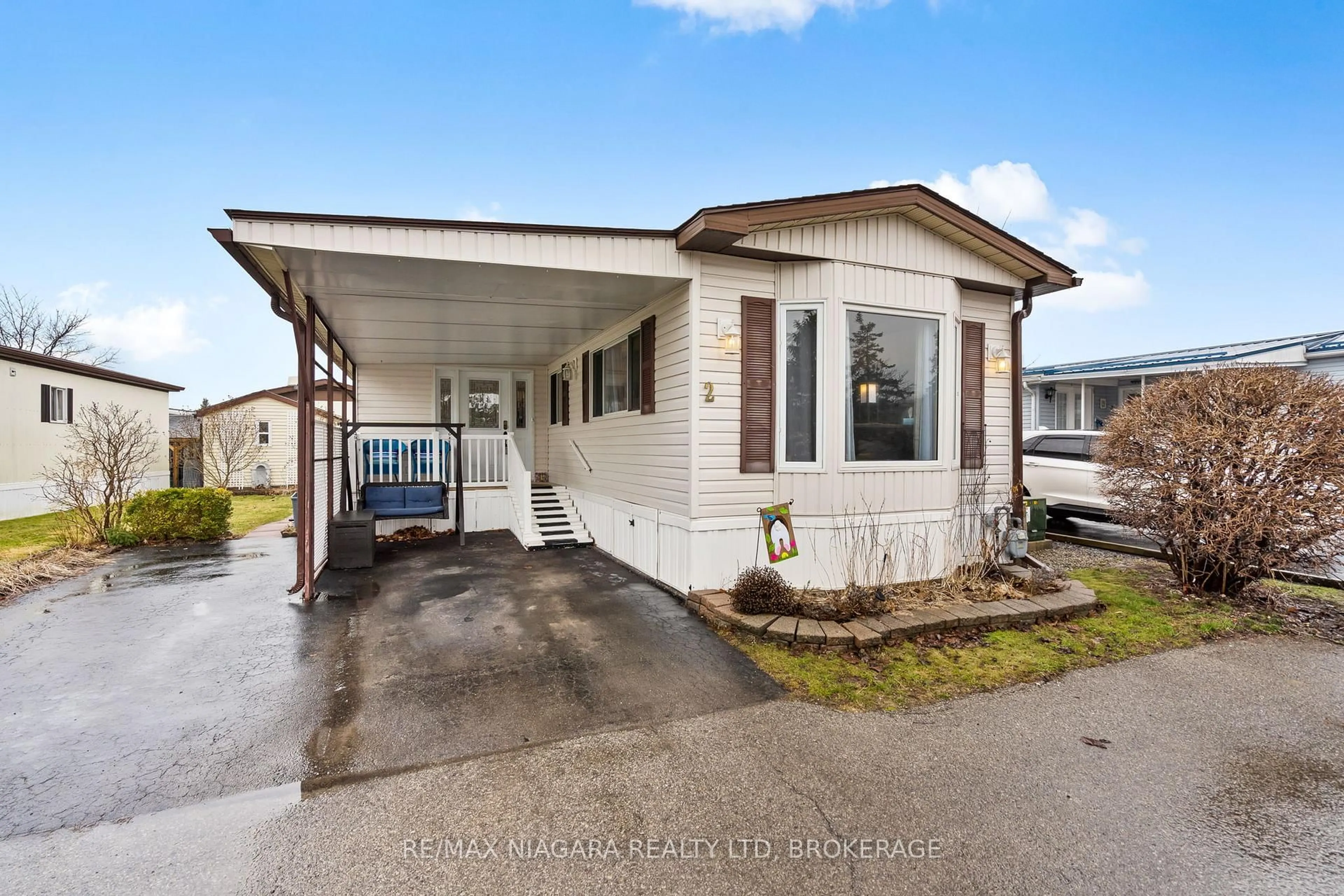 Home with vinyl exterior material, street for 3033 Townline Rd, Fort Erie Ontario L0S 1S1