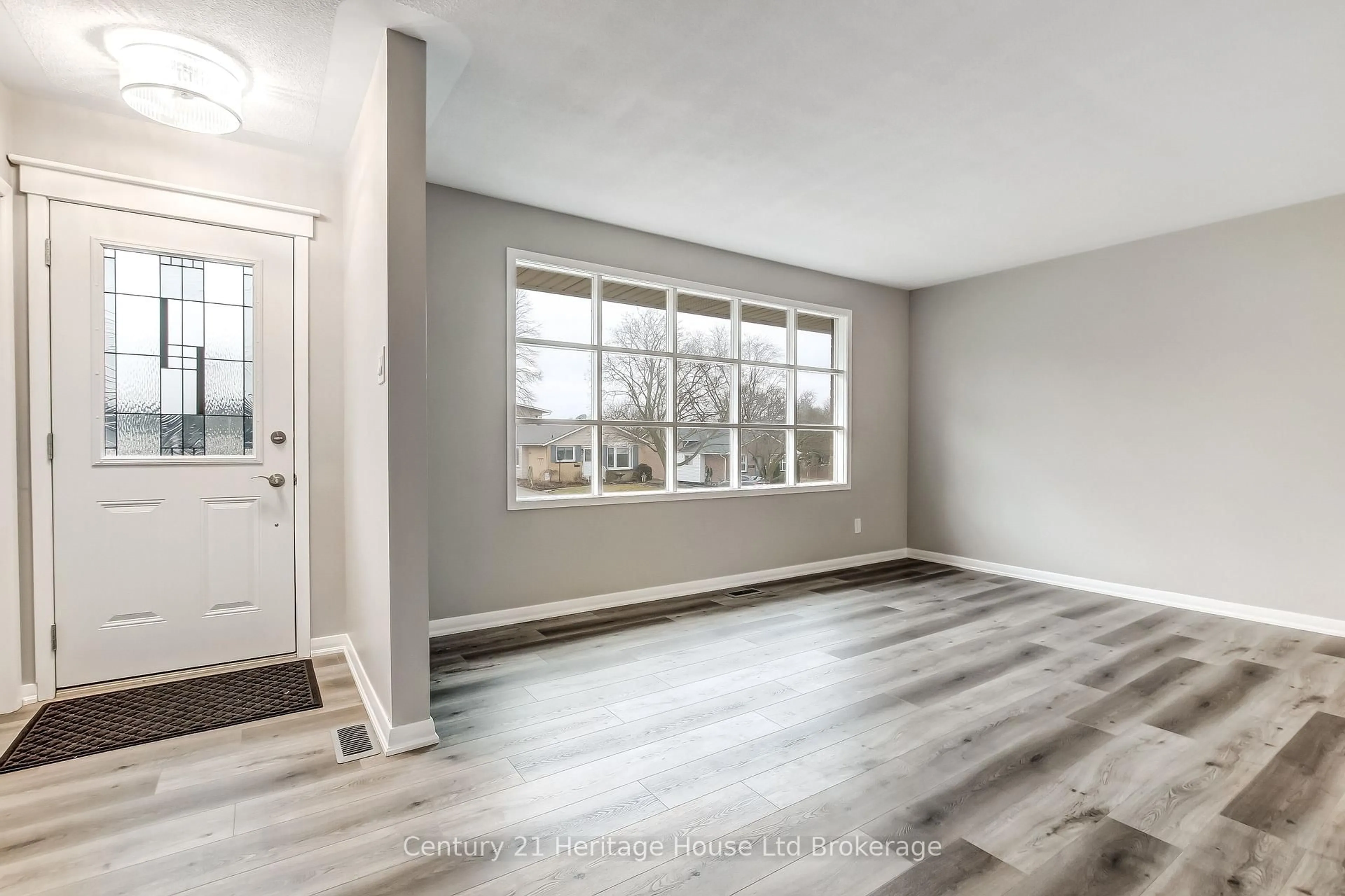 Indoor entryway for 768 Gladstone Dr, Woodstock Ontario N4S 5S9