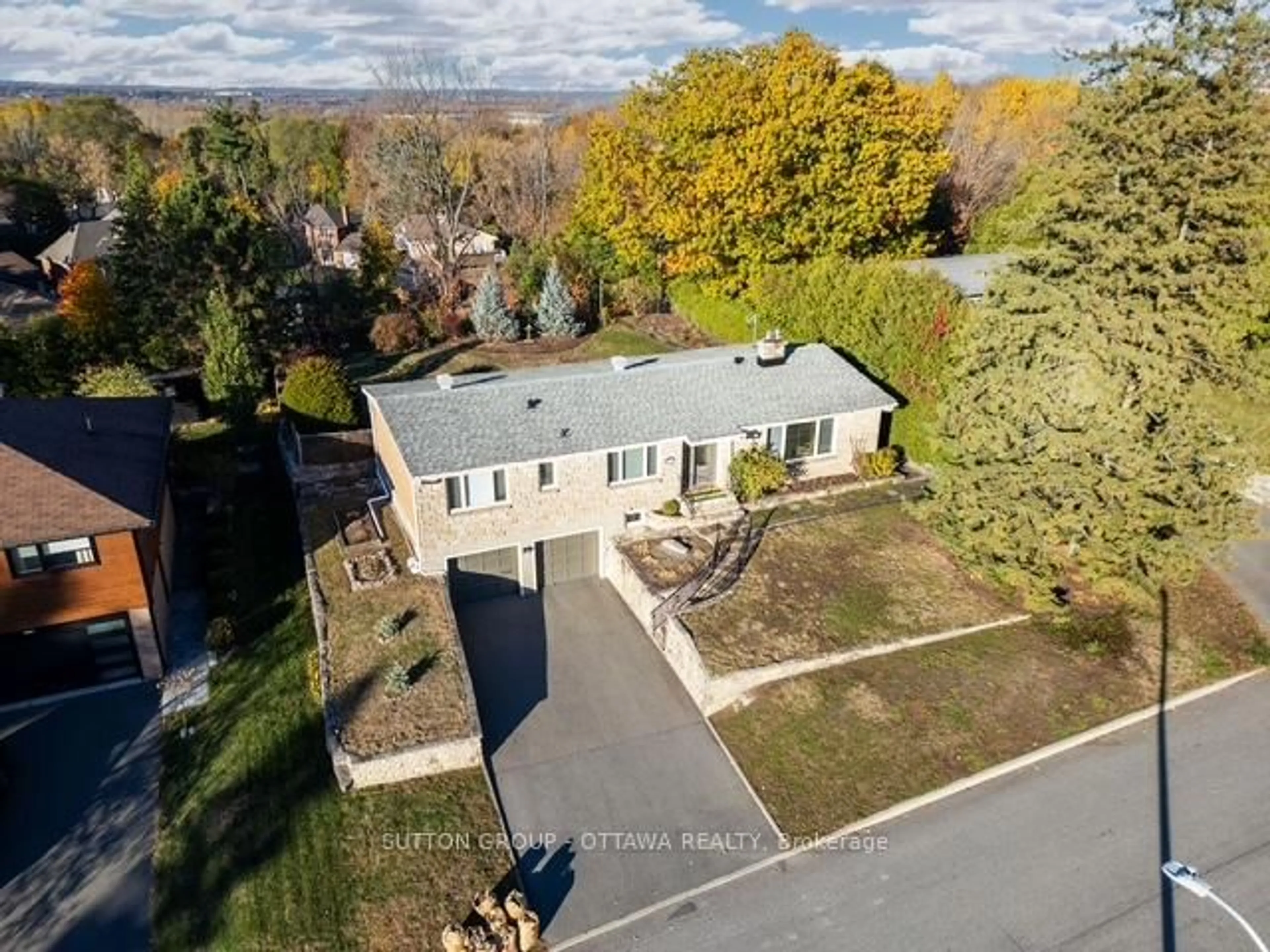 A pic from outside/outdoor area/front of a property/back of a property/a pic from drone, street for 1075 Chelsea St, Ottawa Ontario K1K 0M7