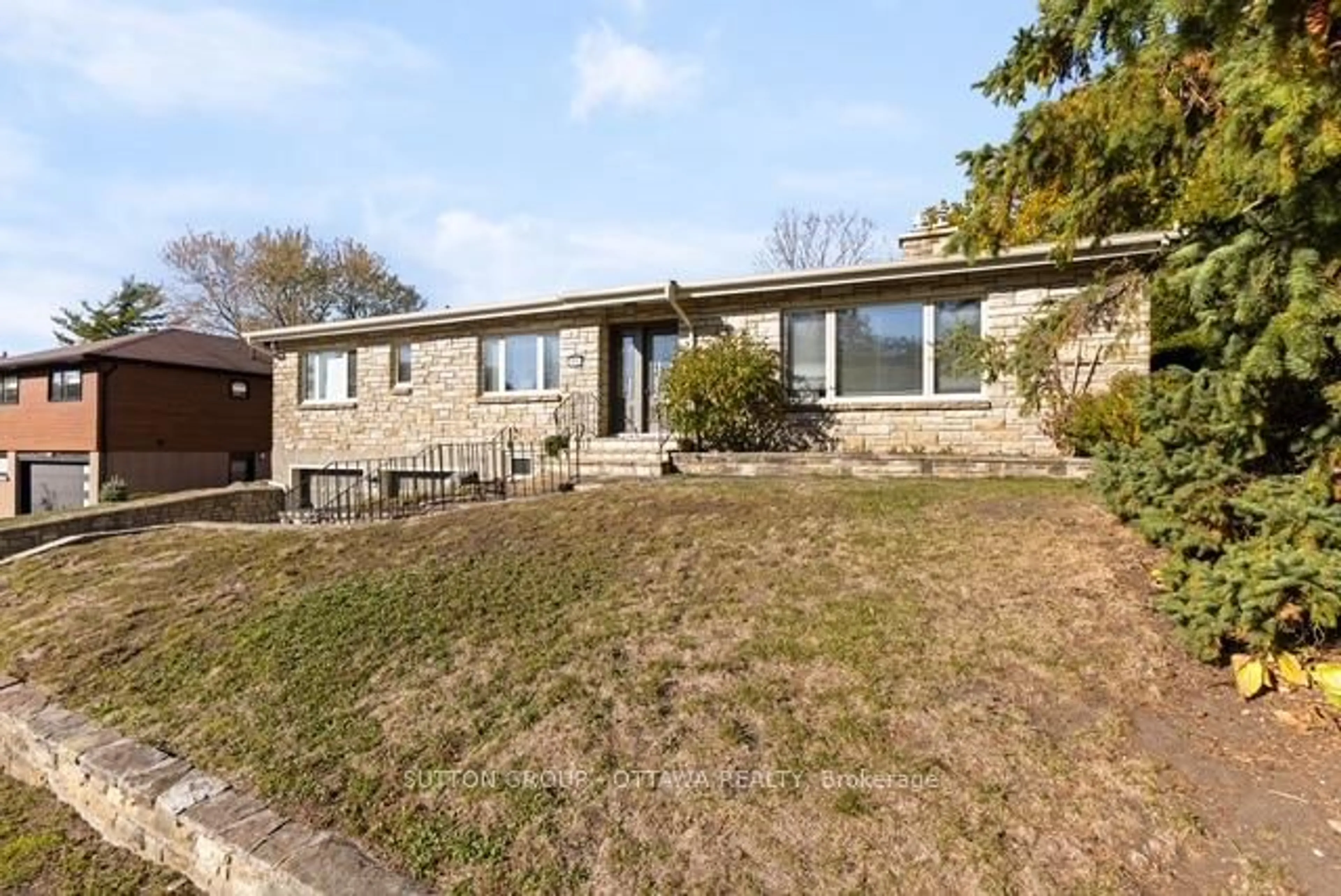 A pic from outside/outdoor area/front of a property/back of a property/a pic from drone, street for 1075 Chelsea St, Ottawa Ontario K1K 0M7