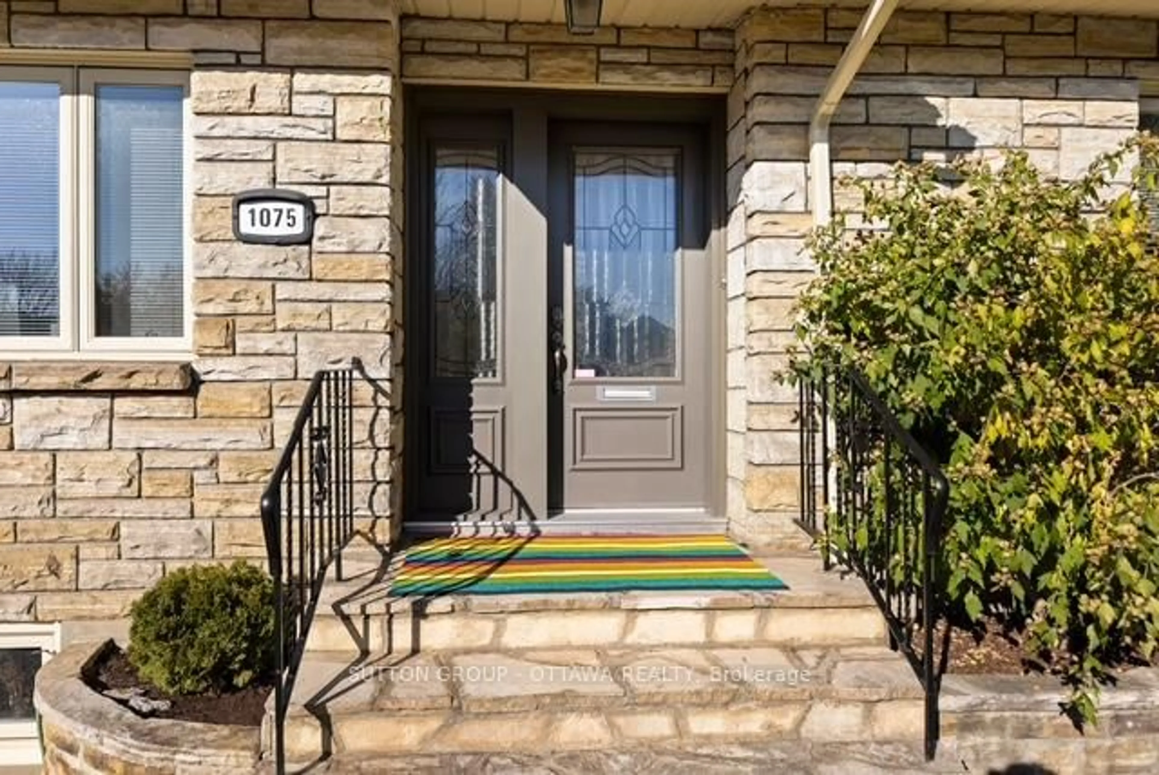 Indoor entryway for 1075 Chelsea St, Ottawa Ontario K1K 0M7