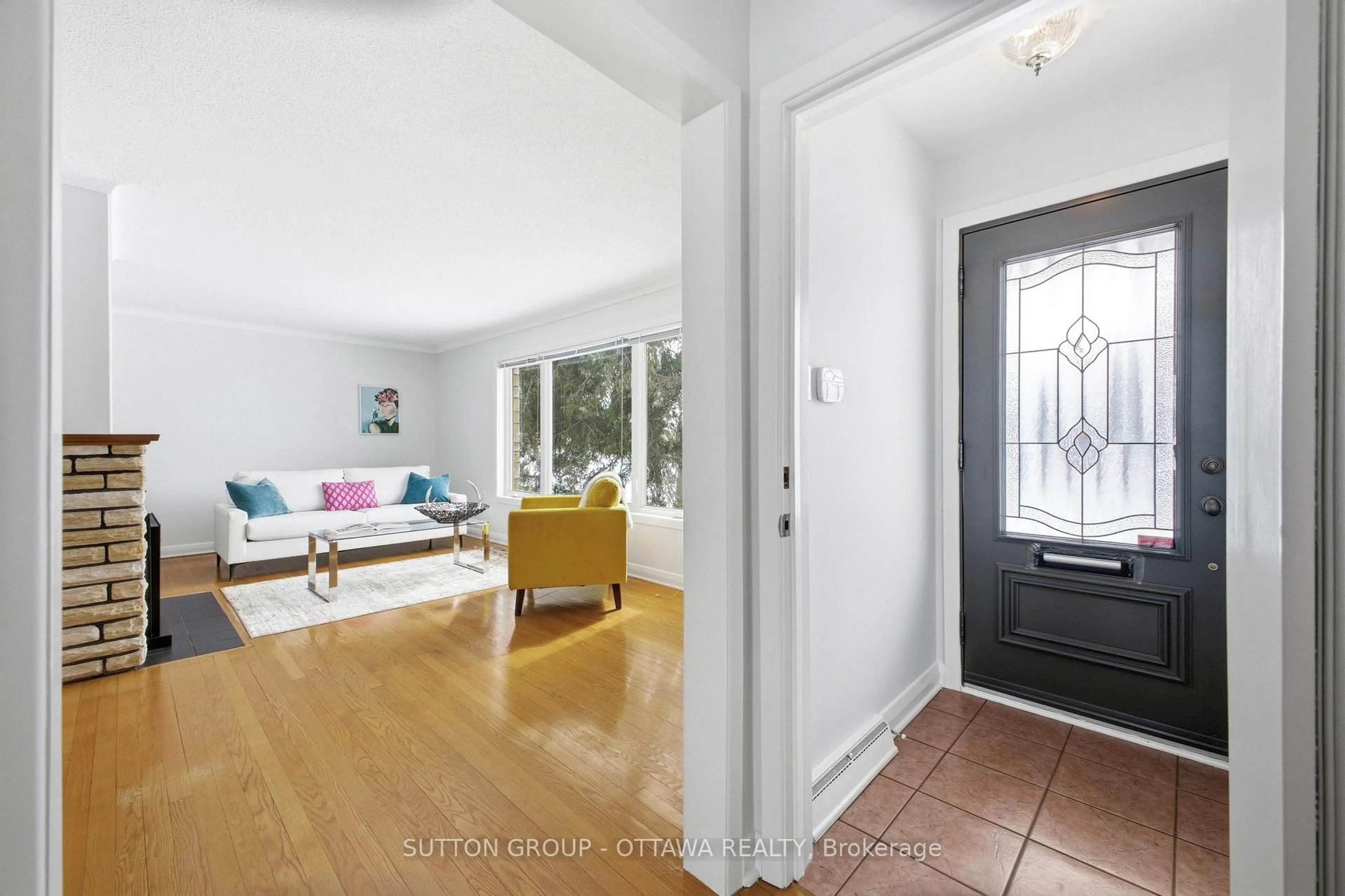 Unknown for 1075 Chelsea St, Ottawa Ontario K1K 0M7