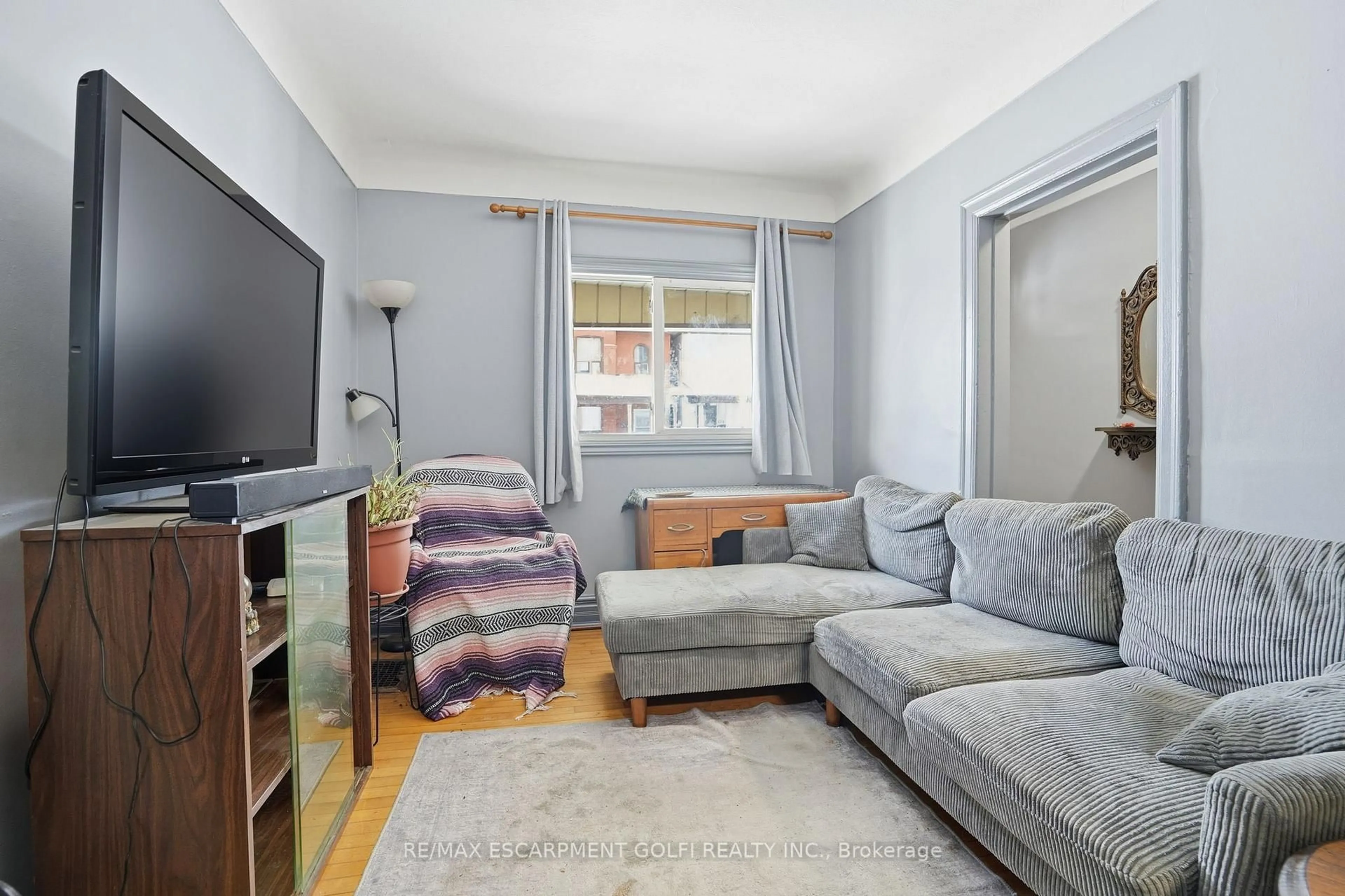 Living room with furniture, unknown for 121 Gibson Ave, Hamilton Ontario L8L 6J9