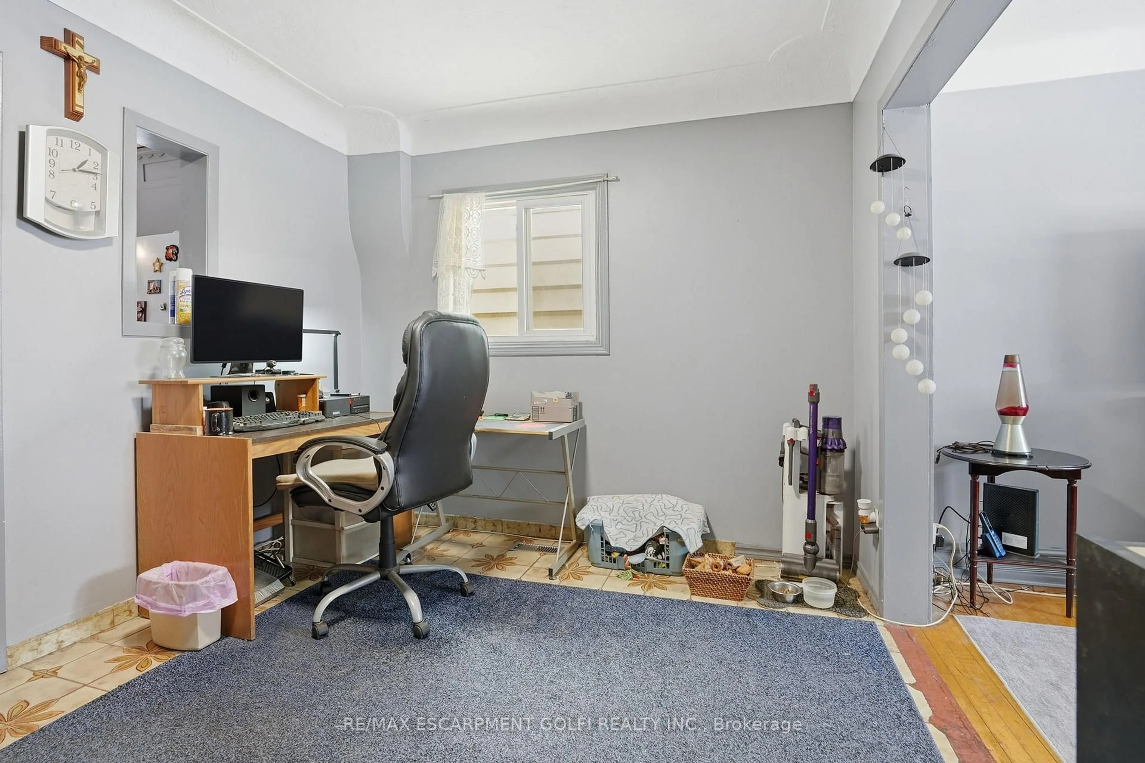 A pic of a room for 121 Gibson Ave, Hamilton Ontario L8L 6J9