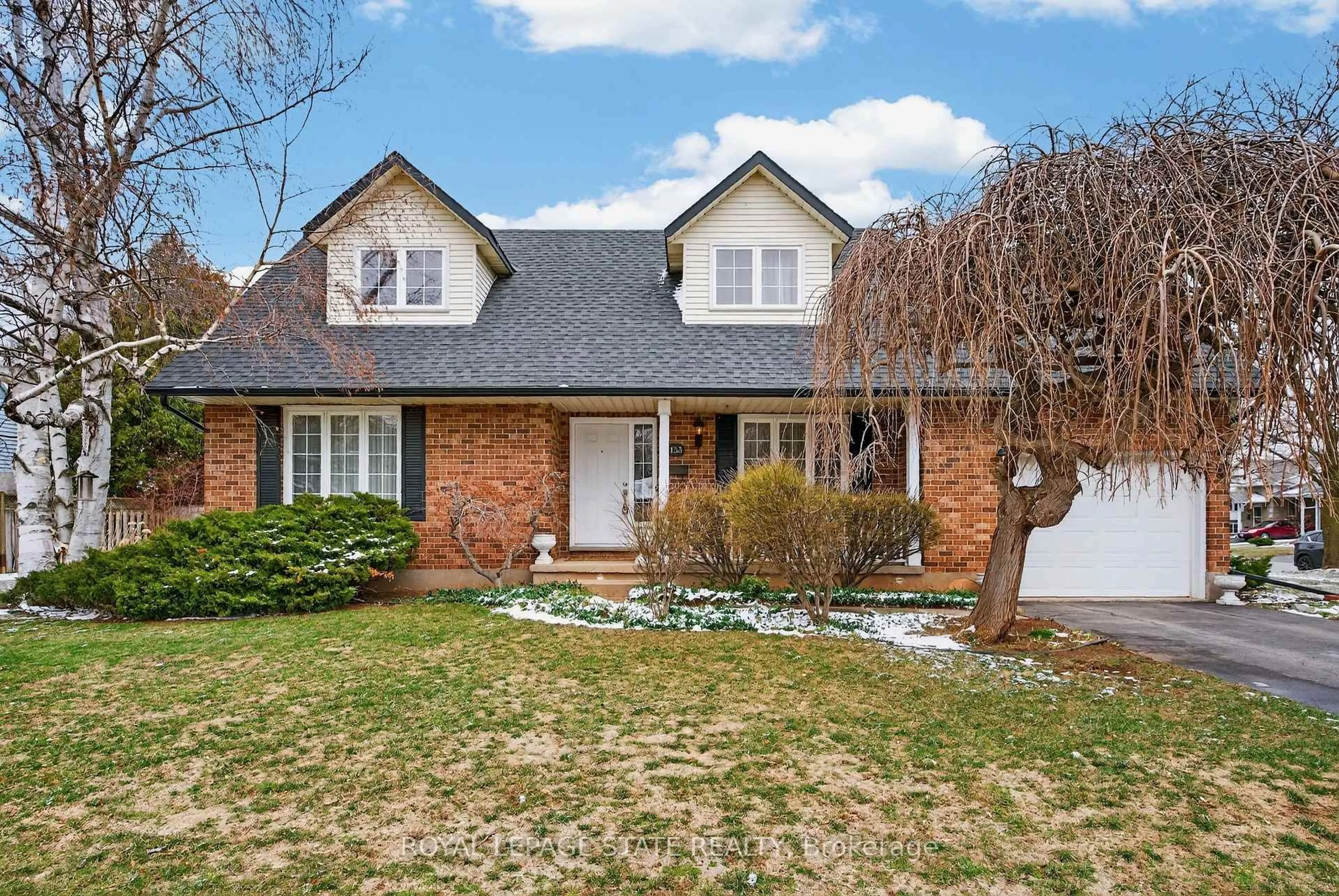 Home with brick exterior material, street for 133 Central Ave, Grimsby Ontario L3M 4Z3