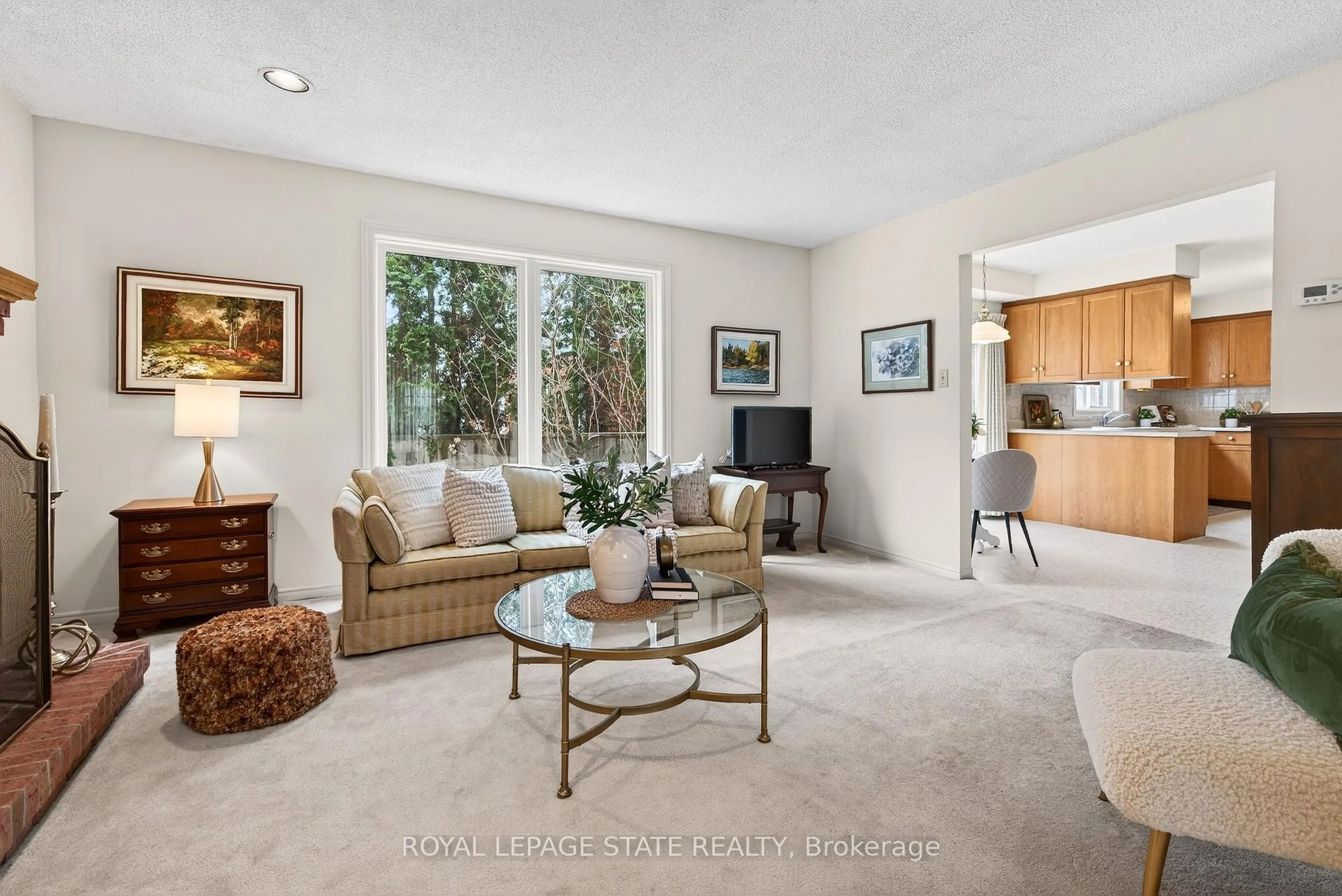 Living room with furniture, unknown for 133 Central Ave, Grimsby Ontario L3M 4Z3