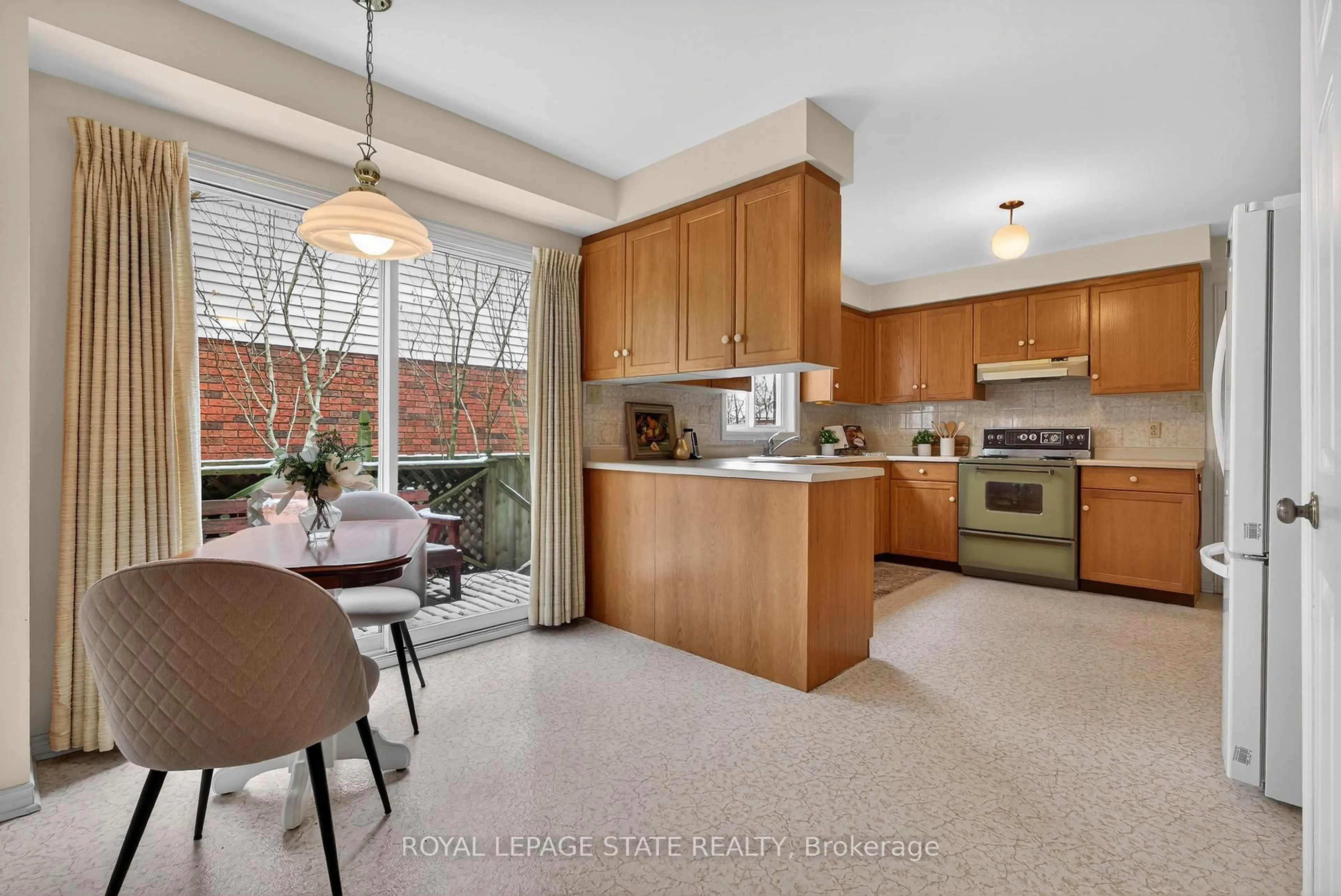 Open concept kitchen, ceramic/tile floor for 133 Central Ave, Grimsby Ontario L3M 4Z3